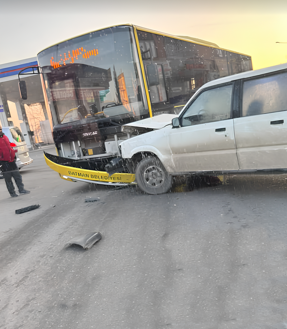 Batman’da Belediye Otobüsü Ile Otomobil Çarpıştı