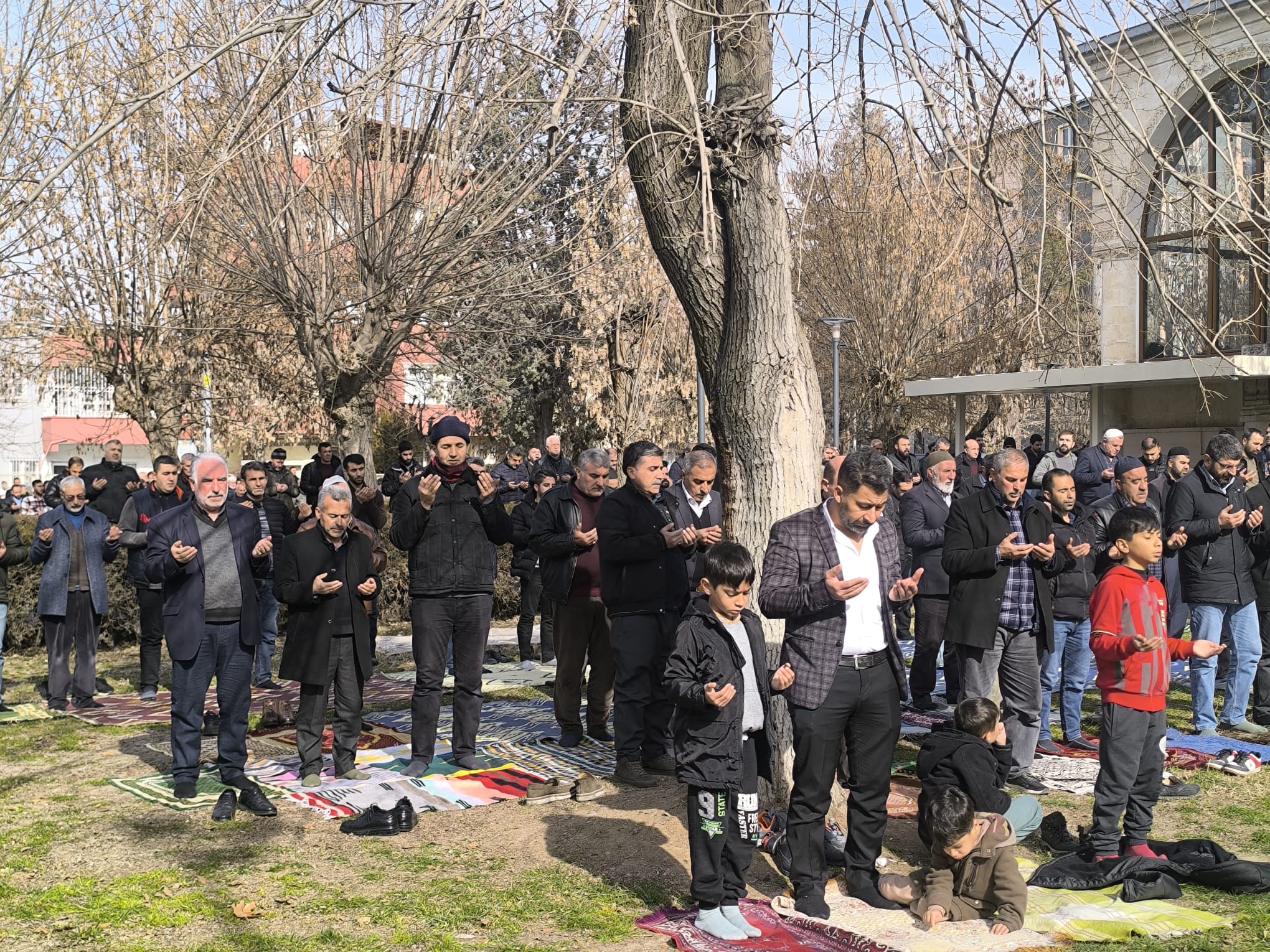 Şehid Kassam Komutanları İçin Gıyabi Cenaze Namazı Kılındı (2)