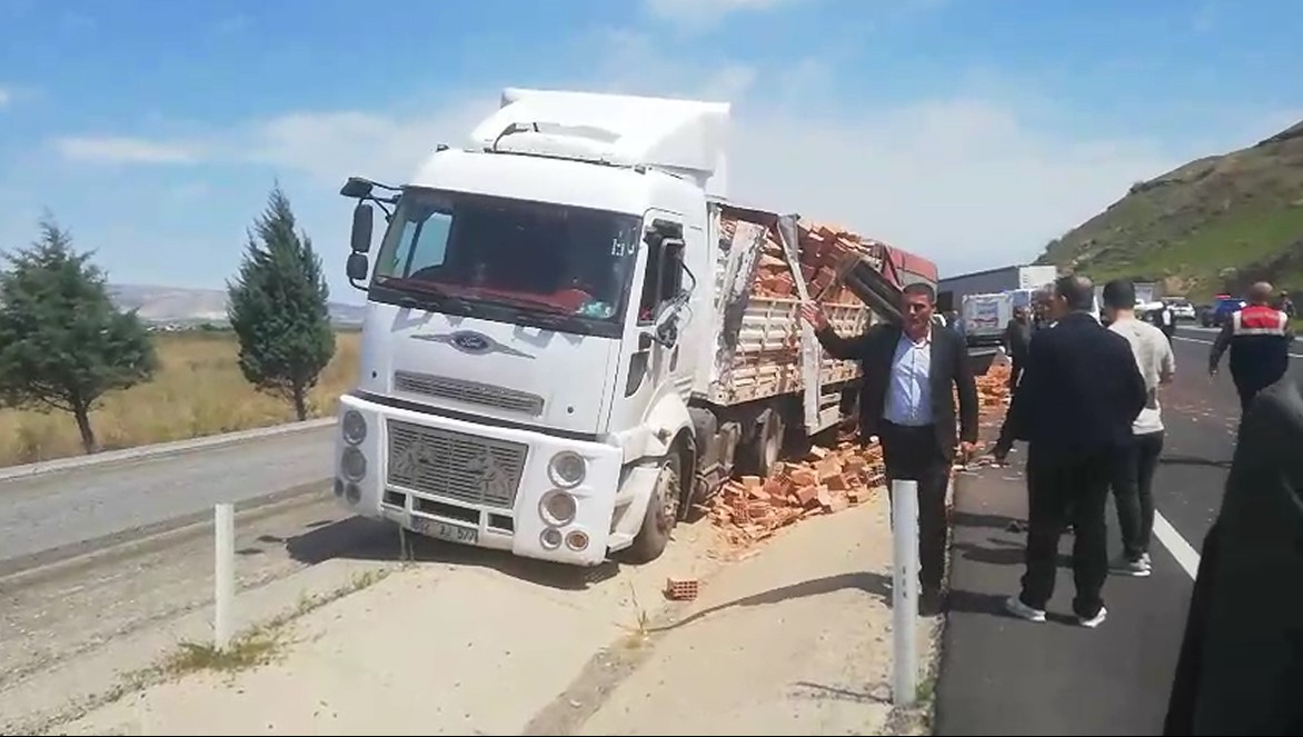 Aynı Yolda Kazalar Eksik Olmuyor İkisi Ağır 3 Yaralı! (1)