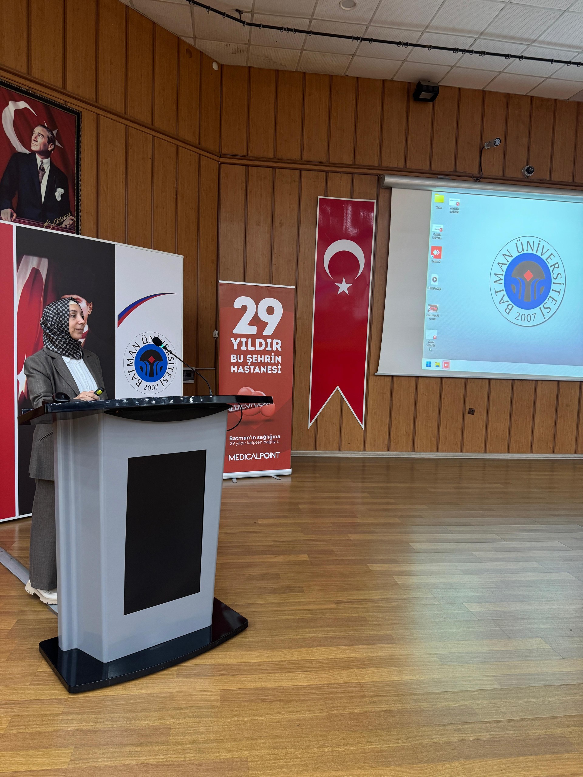 Batman Üniversitesi’nden Otizme Karşı Kırmızı Işık Yak Paneli (2)