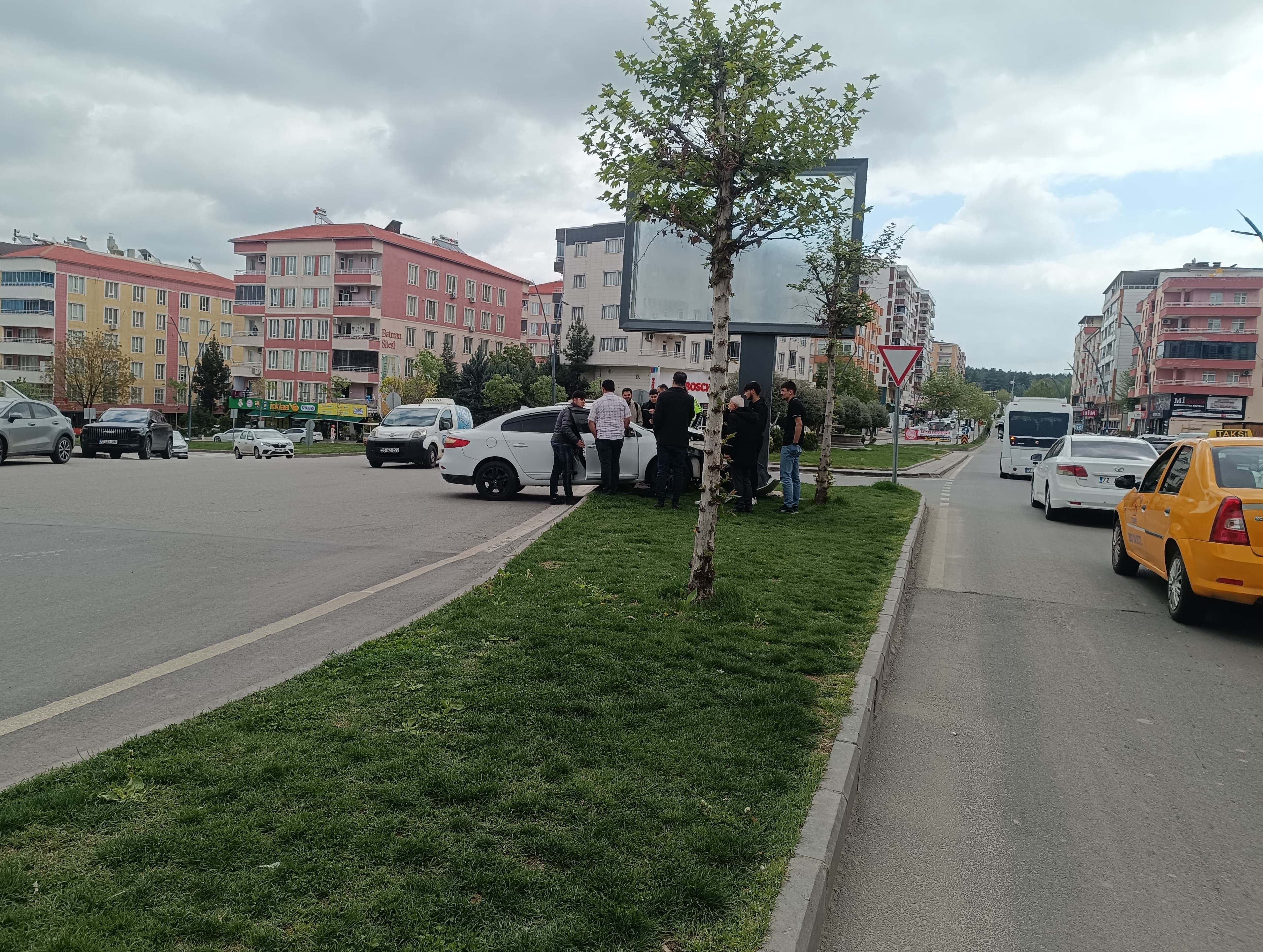 Batman’da Kontrolden Çıkan Araç Refüje Çıktı (2)