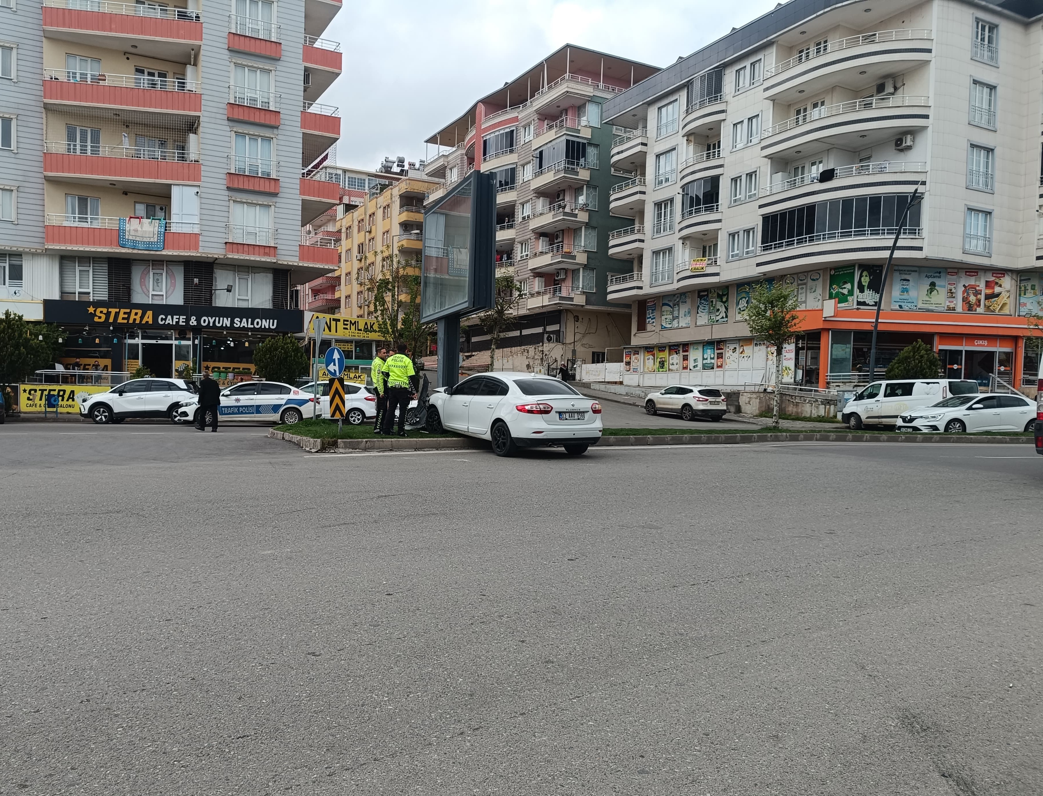 Batman’da Kontrolden Çıkan Araç Refüje Çıktı (3)