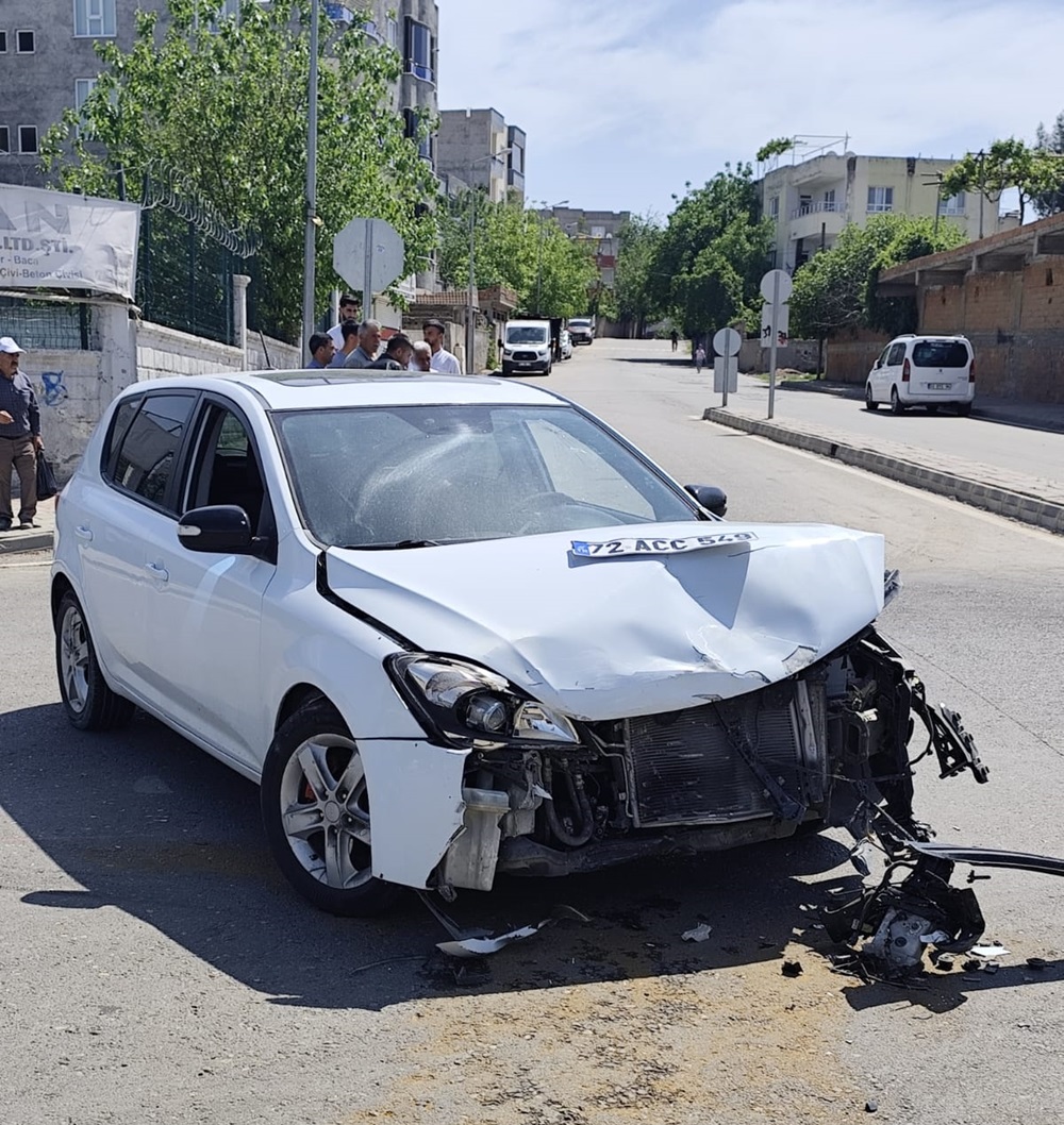 Şerzan Kurt Parkı Yanında İki Araç Kafa Kafaya Çarpıştı (2)