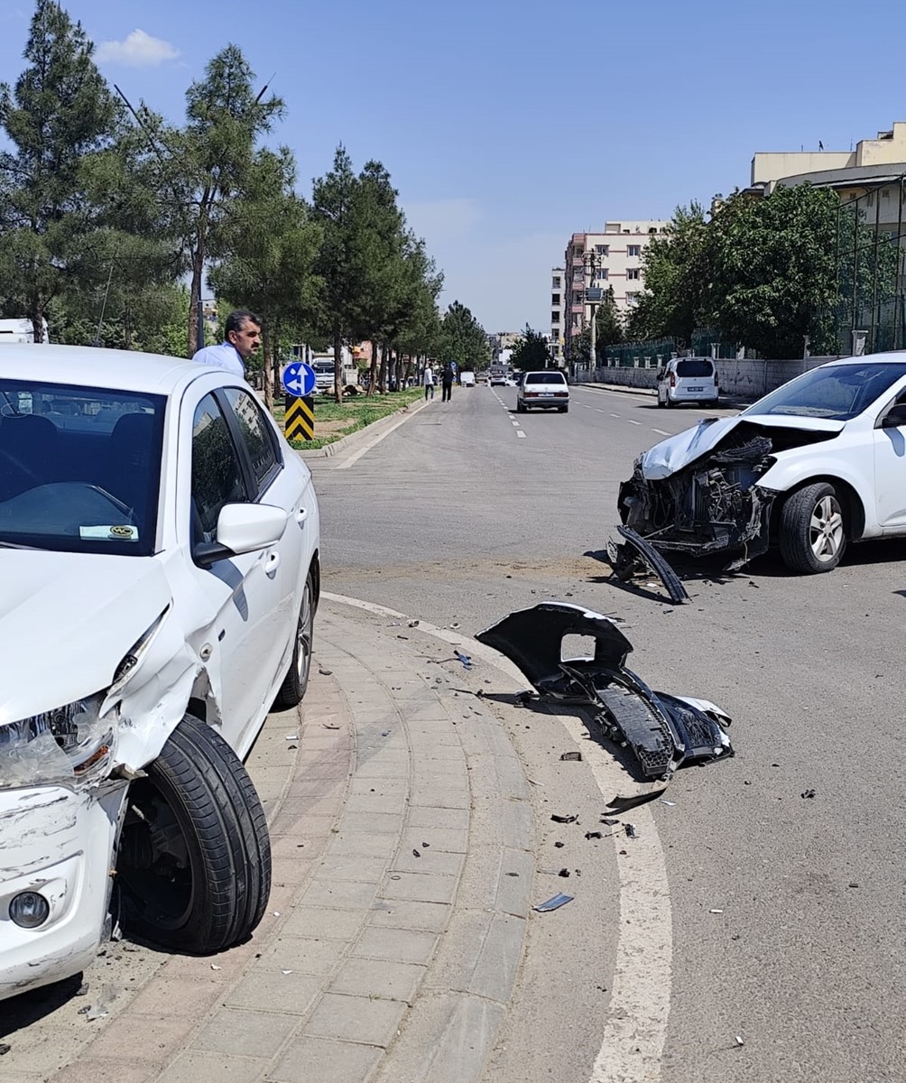 Şerzan Kurt Parkı Yanında İki Araç Kafa Kafaya Çarpıştı (4)