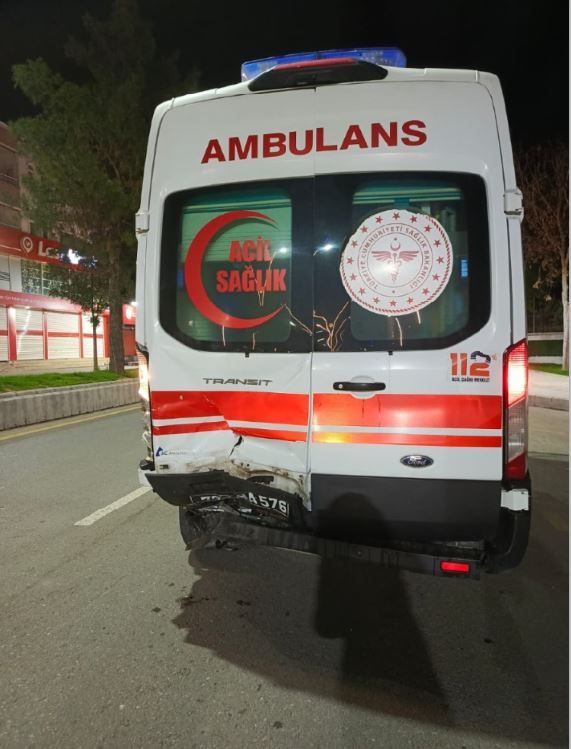 Alkollü Sürücü Ambulansa Çarptı Araç Pert Oldu (2)