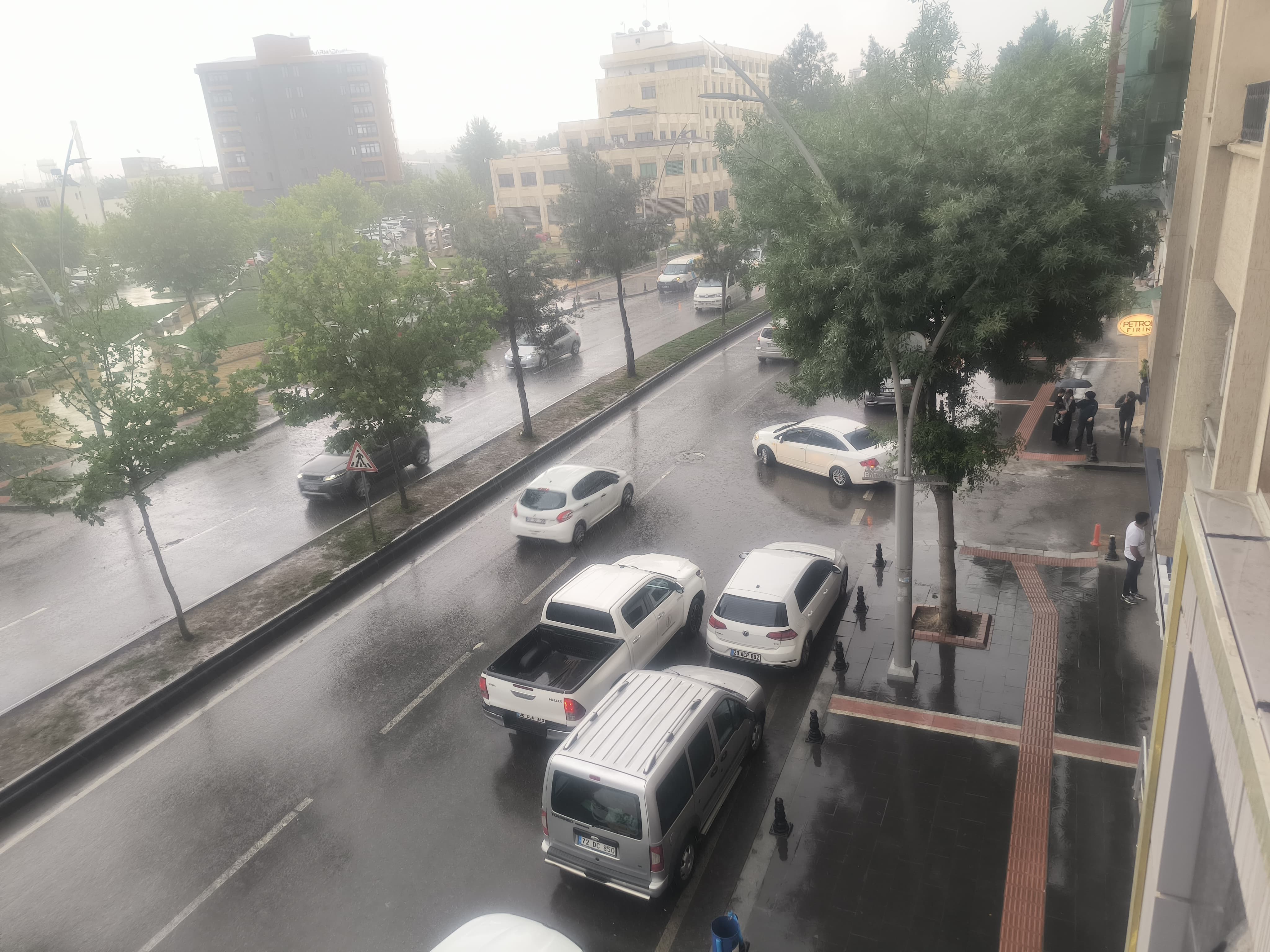 Batman’da Dolu Ve Şiddetli Yağmur Hayatı Olumsuz Etkiledi