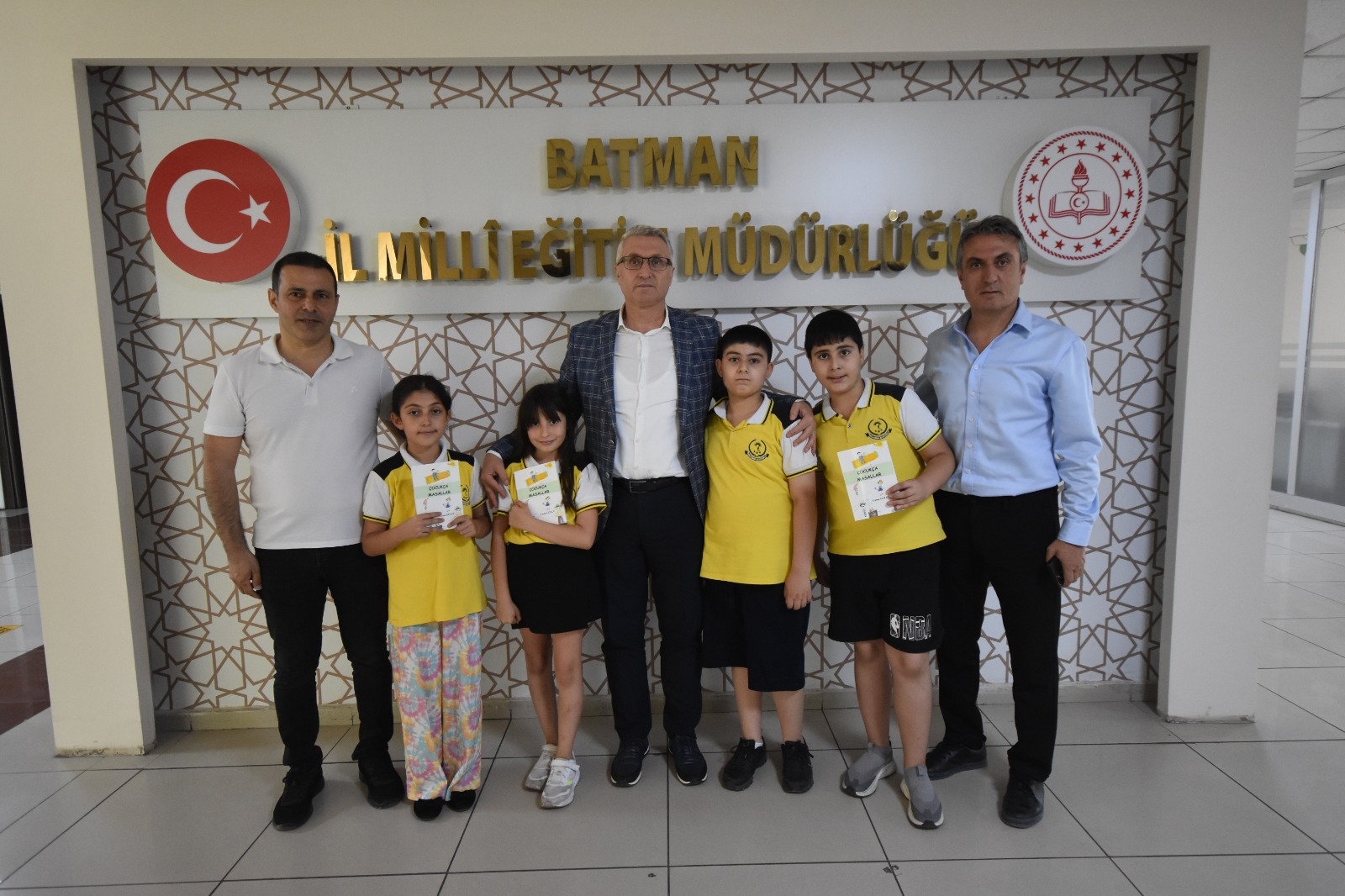 Batman'ın Minik Yazarları Kitaplarını Milli Eğitim Müdürü'ne Sundu (2)