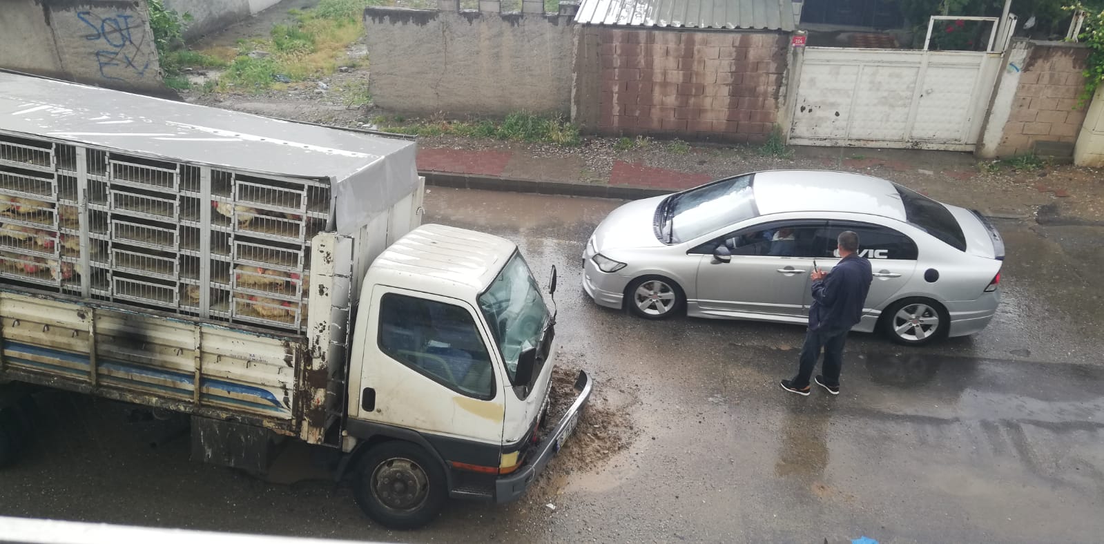 Belediyenin Açtığı Çukura Kamyonet Girdi! (2)