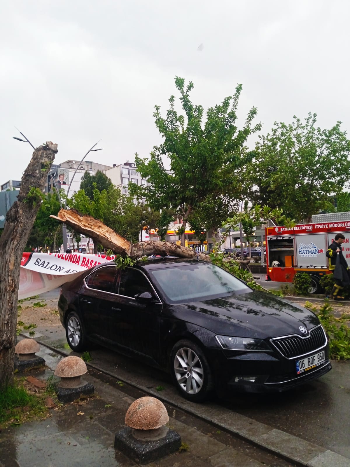 Fırtına Ağaç Devirdi! Araba Altında Kaldı!1-1
