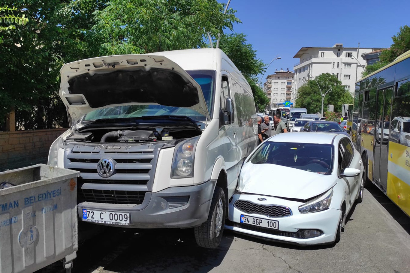 Otomobil Minibüse Çarptı, Otobüs Refüje Çıktı!1