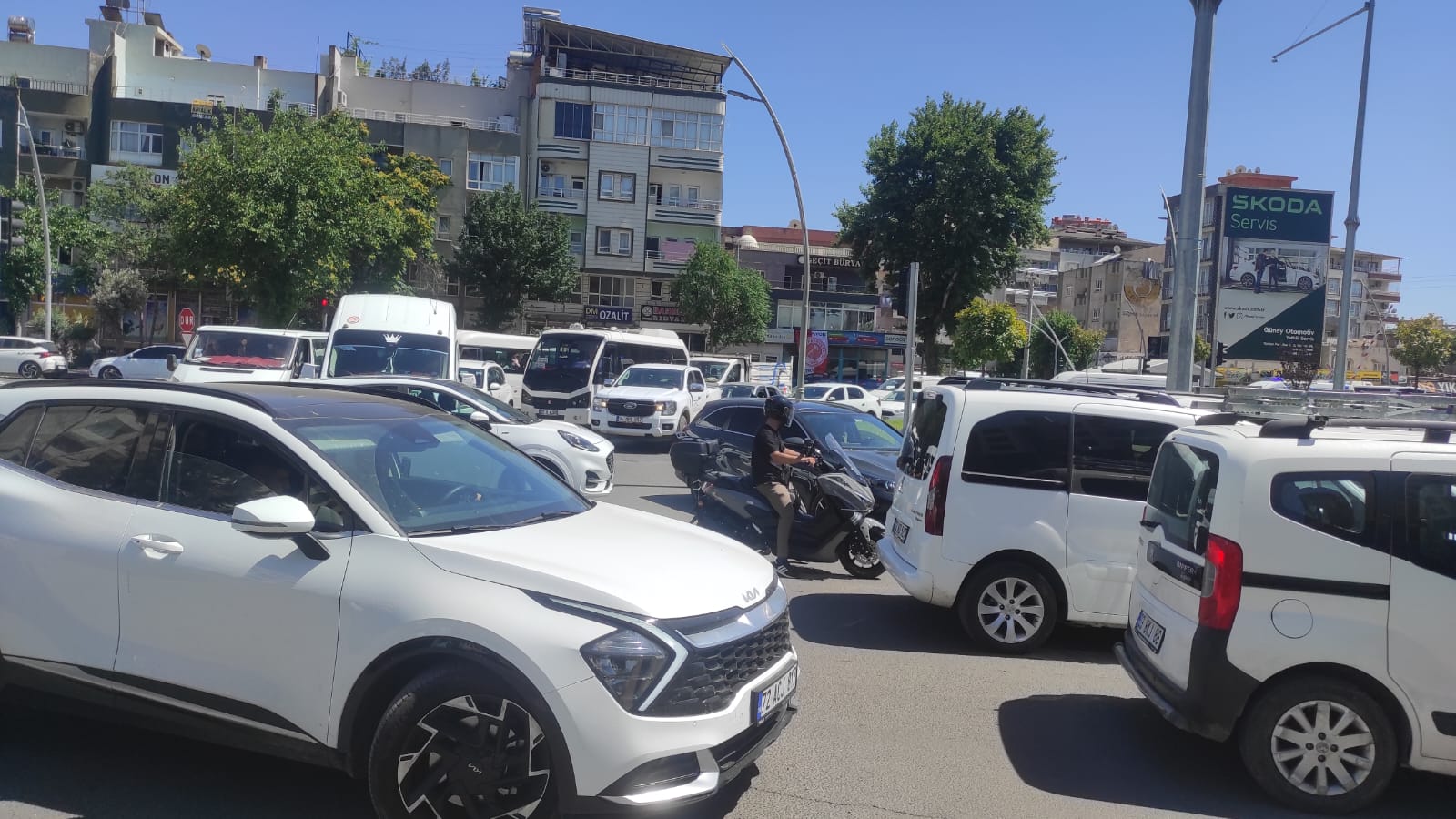 Otomobil Minibüse Çarptı, Otobüs Refüje Çıktı!2