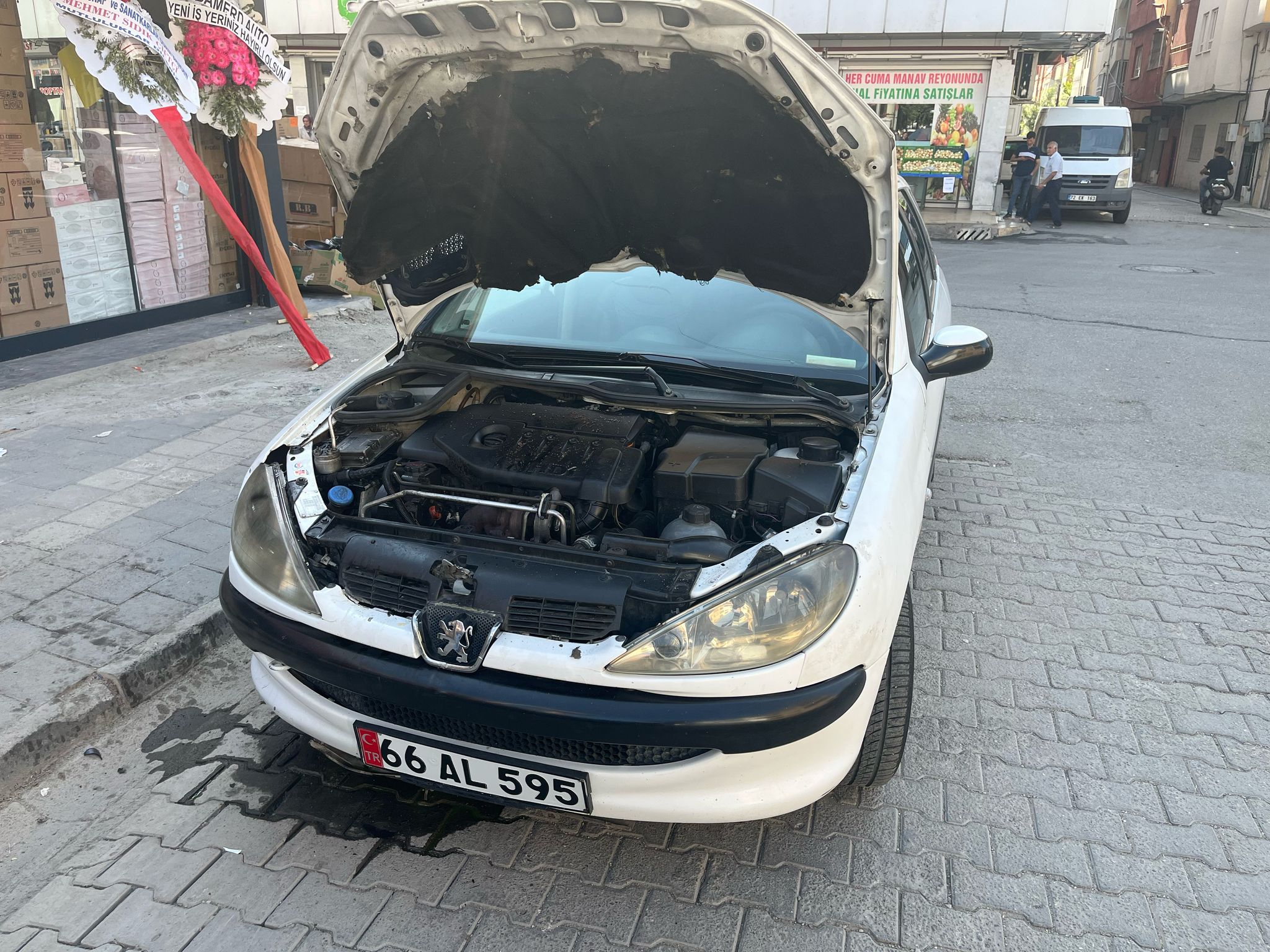 Batman Sıcağında Hararet Yapan Otomobilin Radyatörü Patladı 3