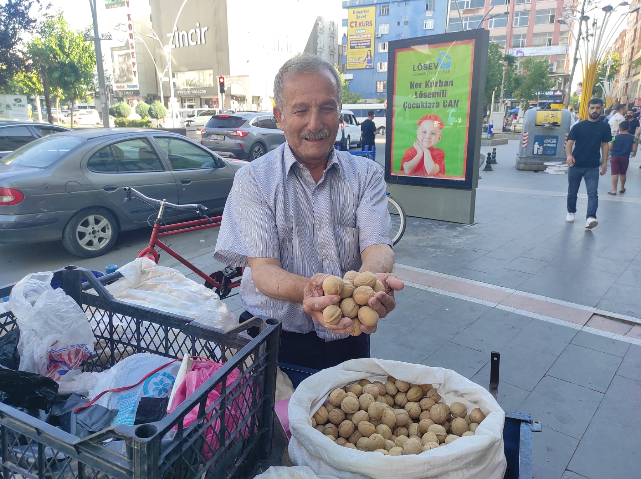 Ceviz Tezgâhıyla 15 Kişilik Ailesine Kol Kanat Geriyor (1)