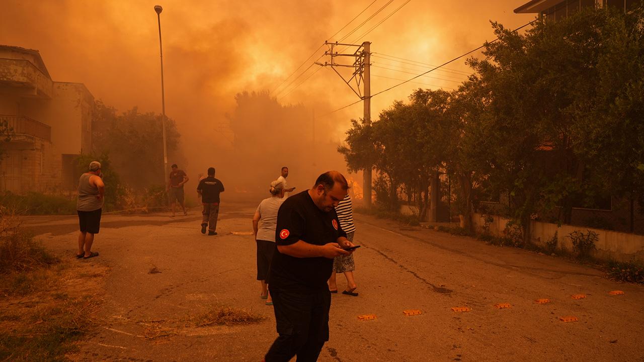 Seferihisar'da Yangın Evlere Sıçradı Hasarın Boyutu Sabah Ortaya Çıktı! (2)