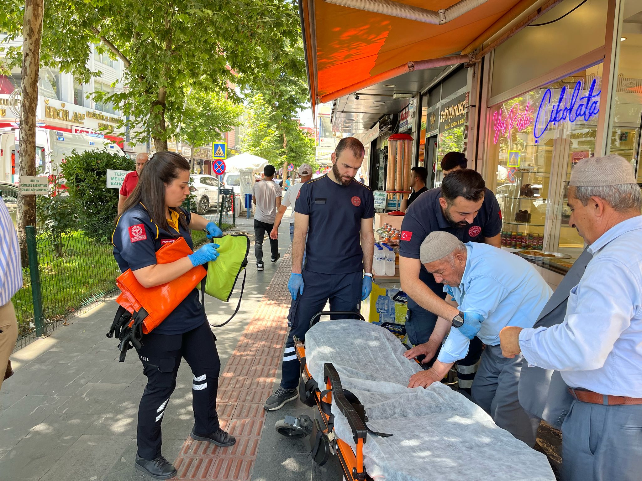 Yaşlı Adama Aşırı Sıcağa Dayanamadı (2)