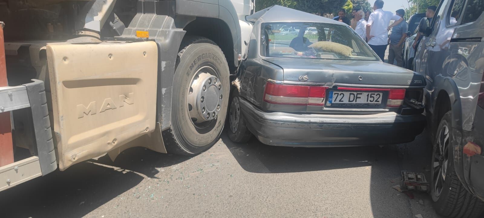 Belediye Kavşağında Kaza Otomobil Ile Tanker Çarpıştı, Trafik Aksadı (2)