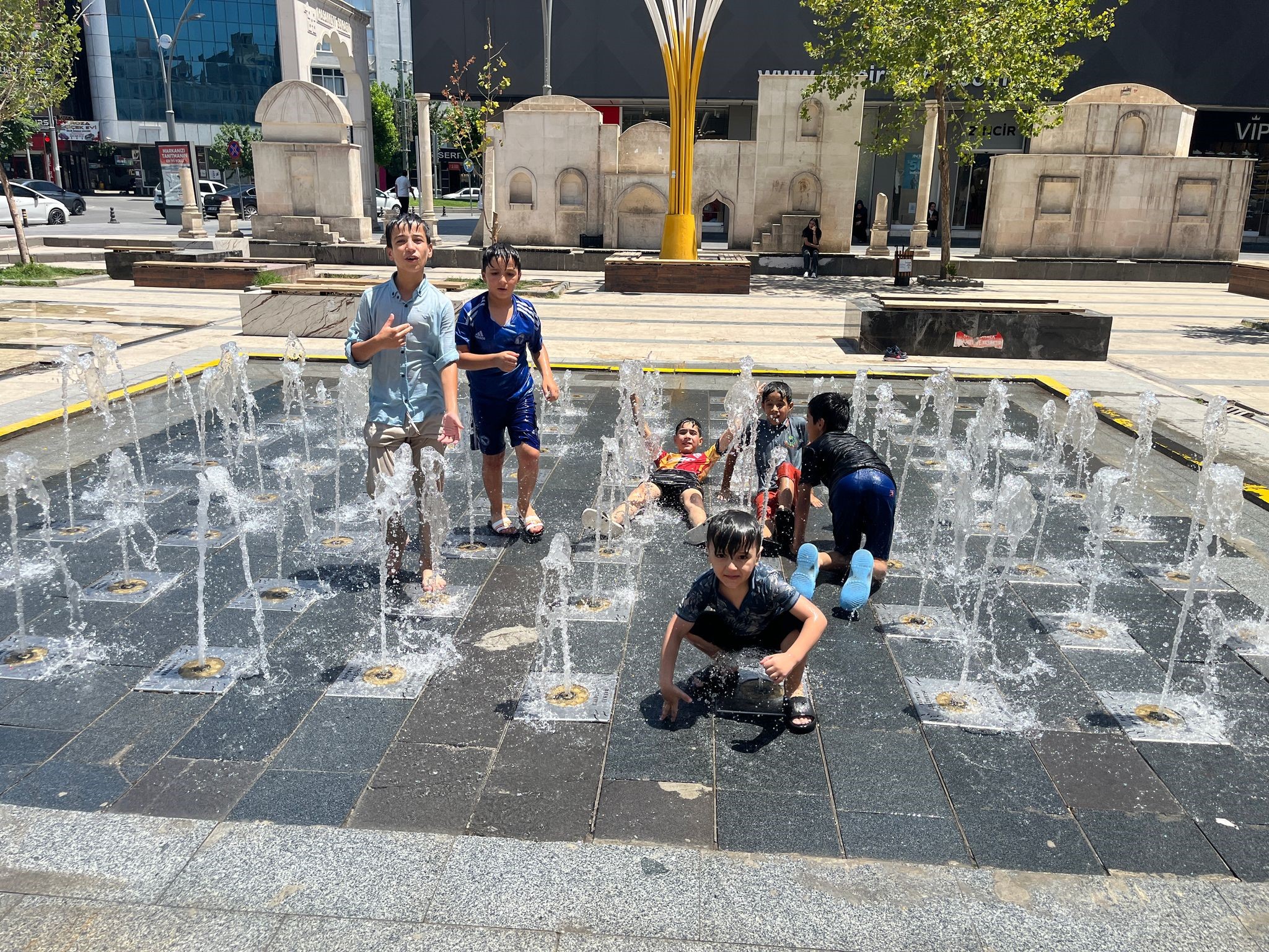 Çocuklar Çareyi Süs Havuzlarında Arıyor (2)