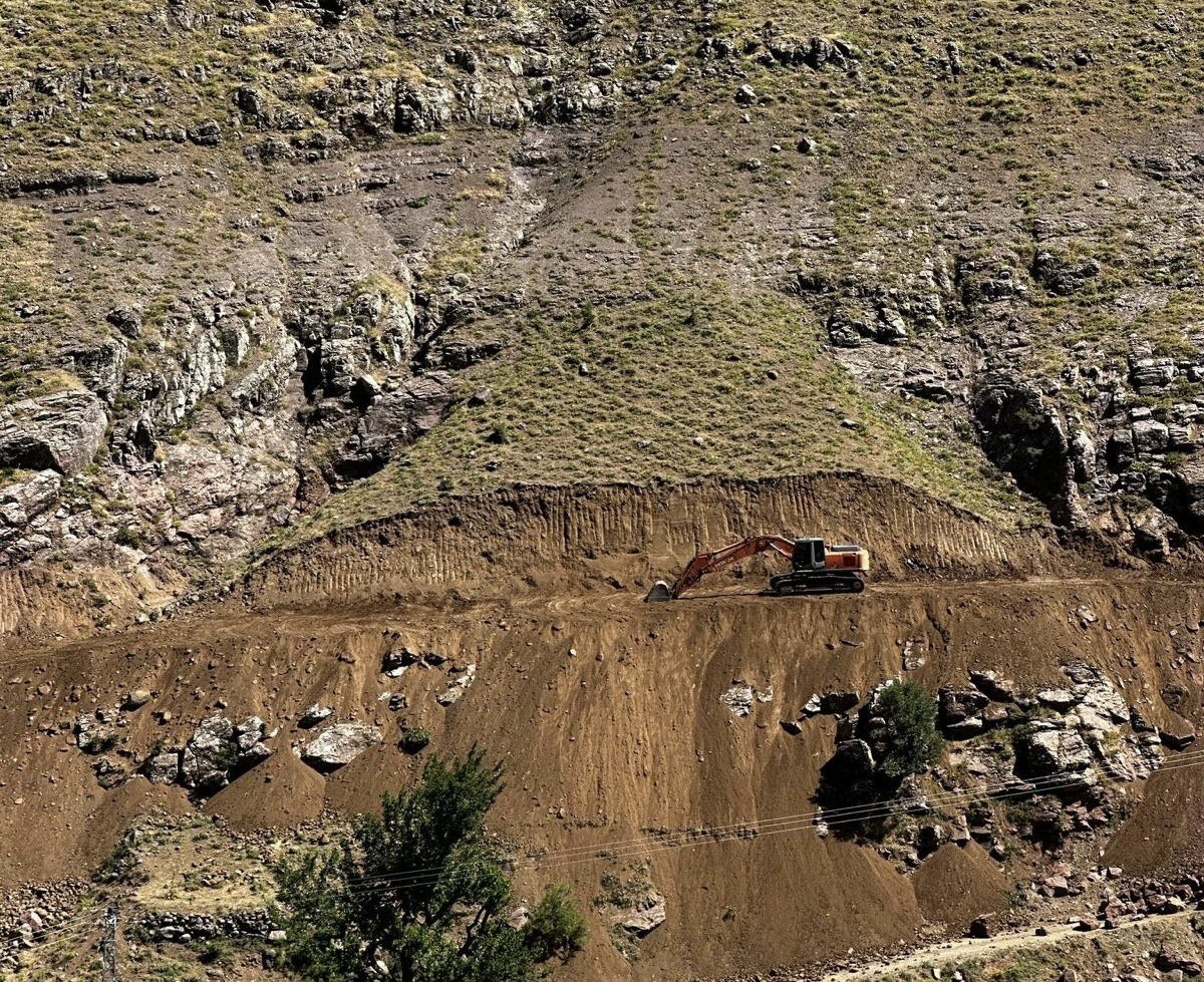 Köy Yollarında Çalışmalar Devam Ediyor 9