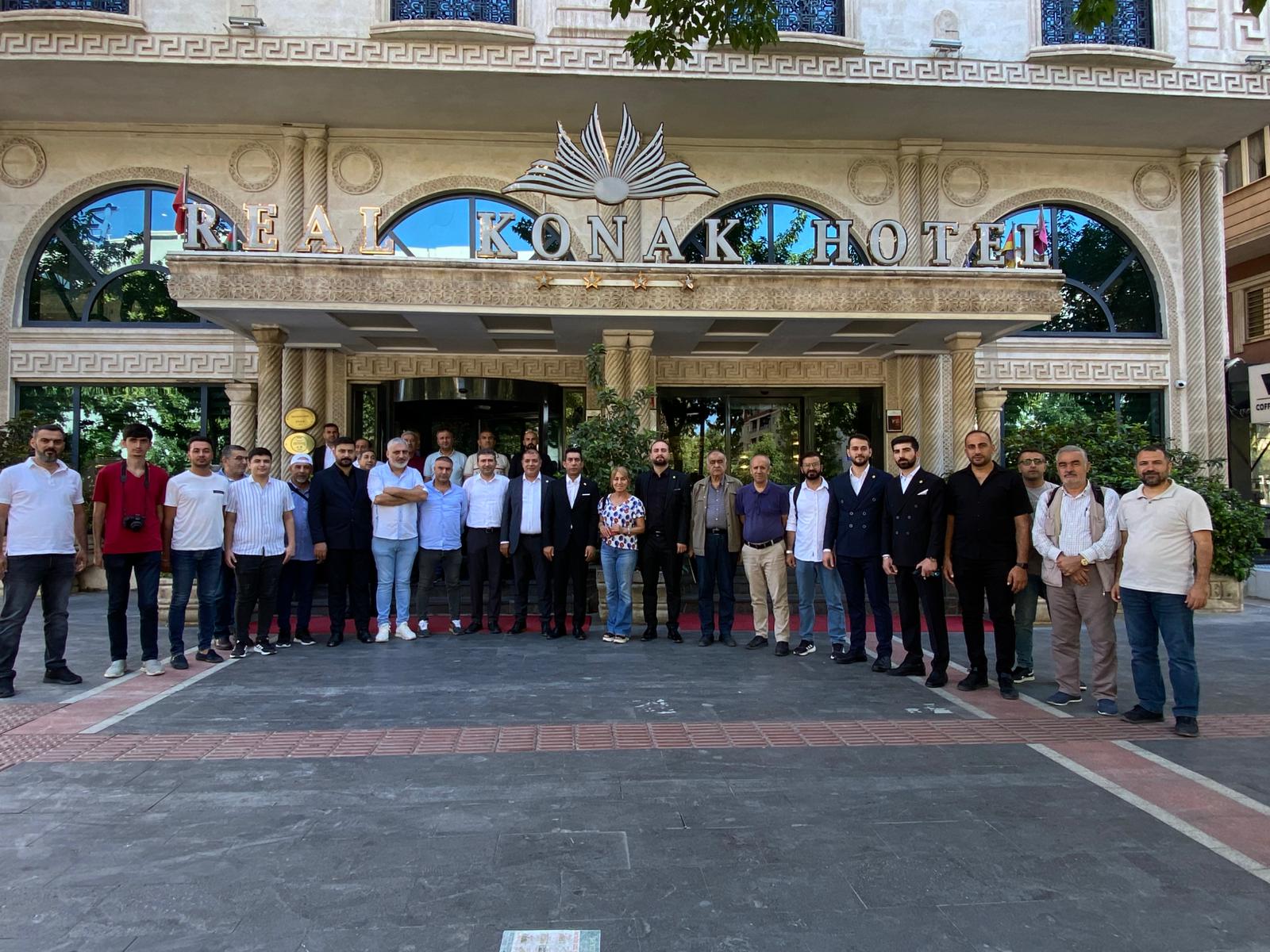 Anavatan Gi̇k Üyesi Tüzün Basınla Buluştu