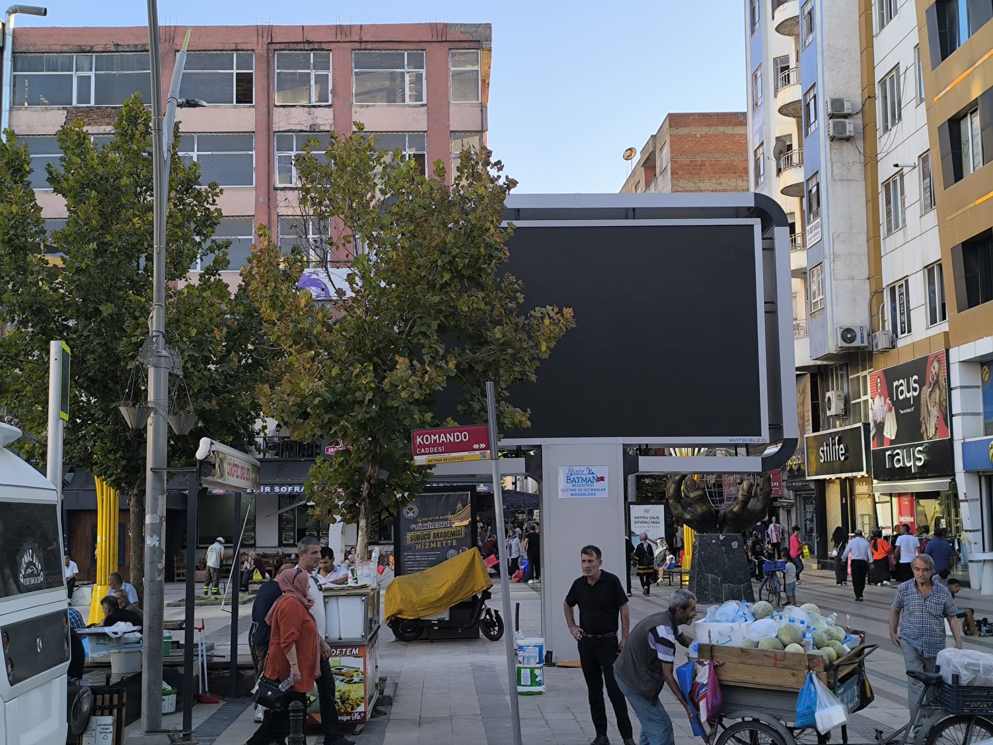 Dev Reklam Ekranı Gülistan Caddesi’ne Karabasan Gibi Çöktü-1