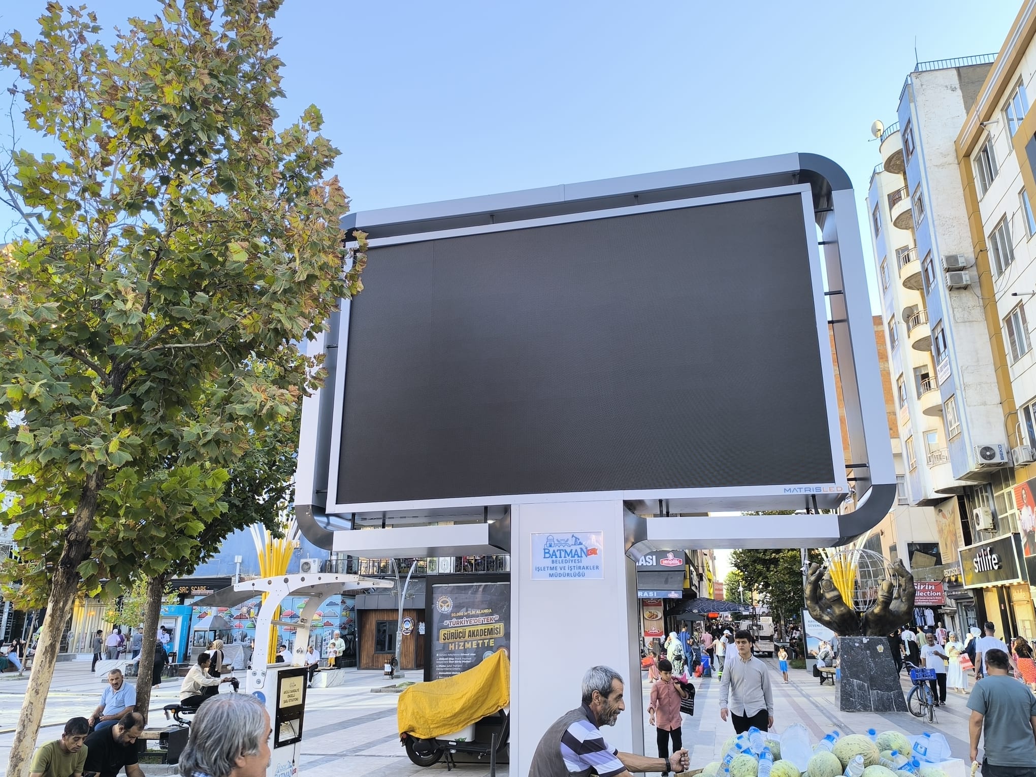 Dev Reklam Ekranı Gülistan Caddesi’ne Karabasan Gibi Çöktü (2)