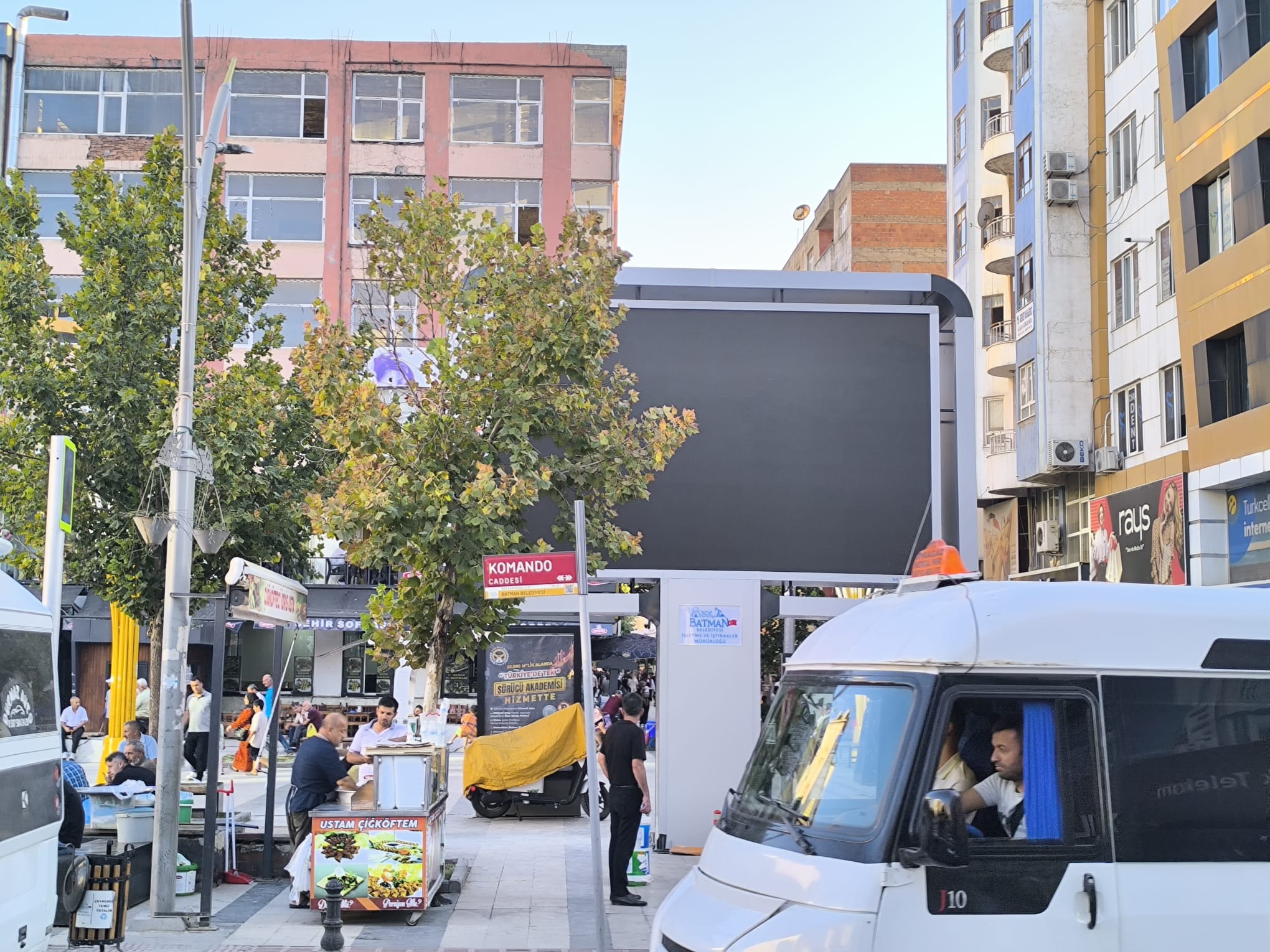 Dev Reklam Ekranı Gülistan Caddesi’ne Karabasan Gibi Çöktü (4)