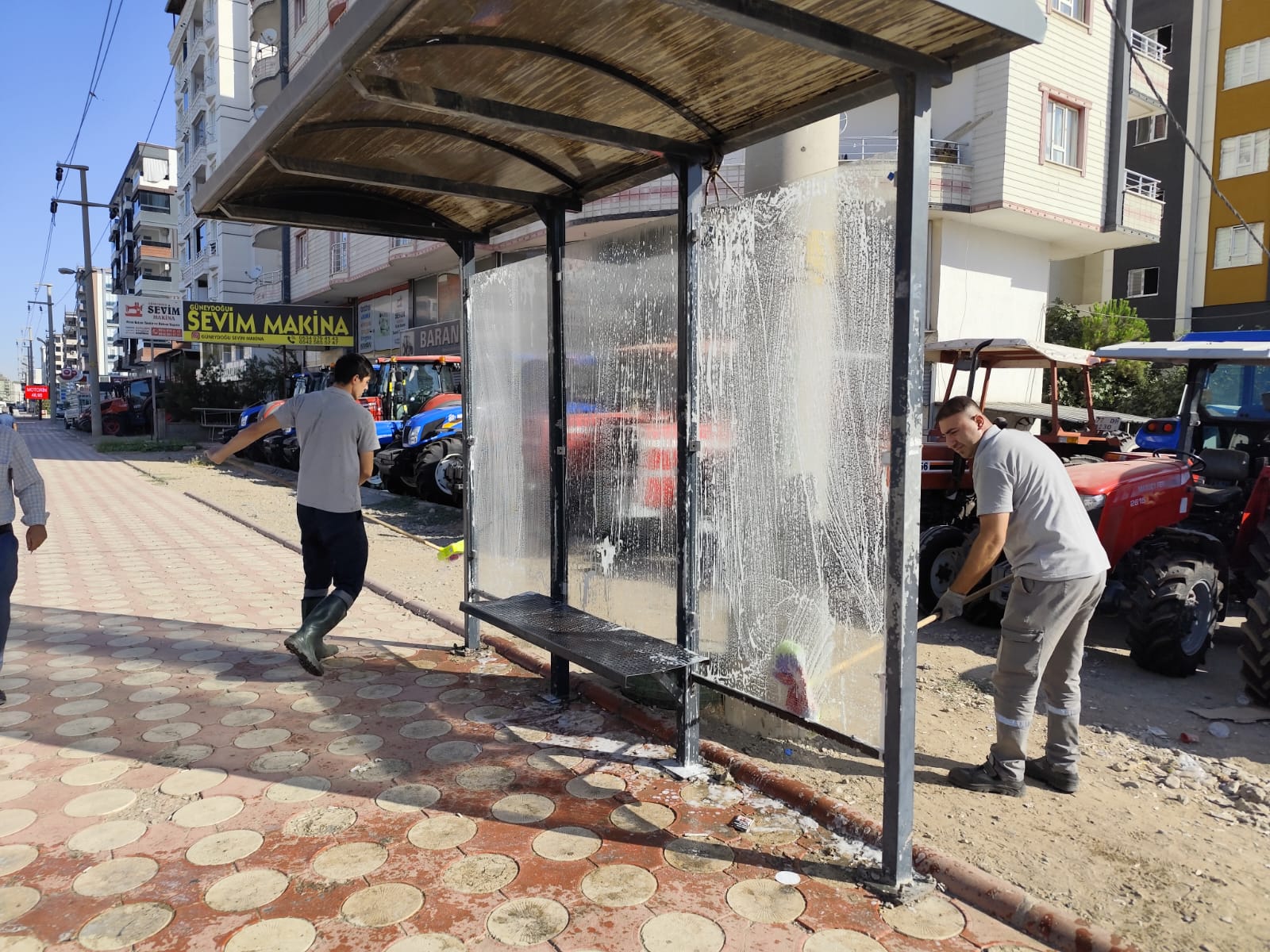 Batman Belediyesi'nden Kapsamlı Otobüs Durağı Temizliği-1