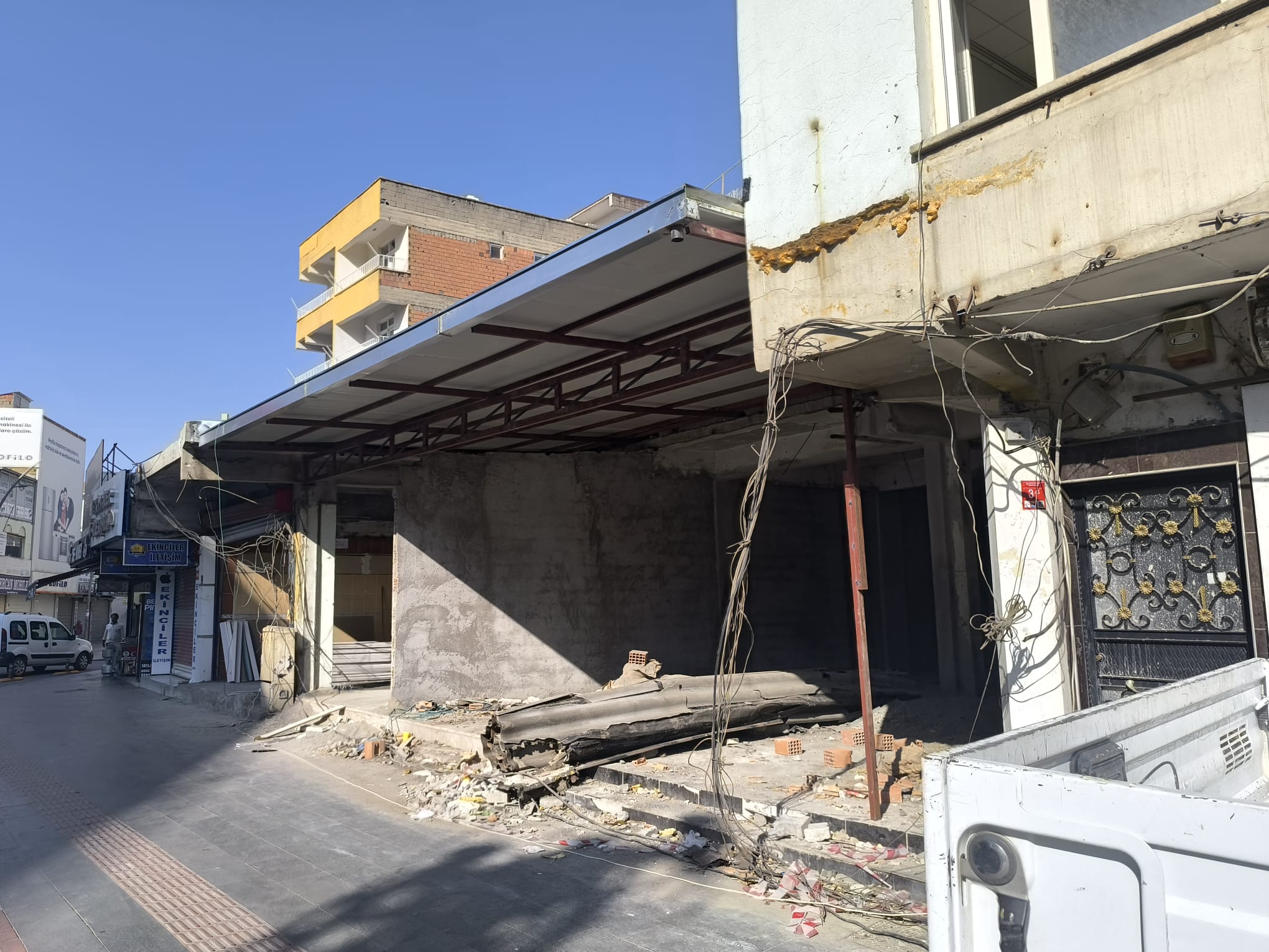 Gülistan Caddesi’nde Açıkta Kalan Elektrik Telleri Tehlike Saçıyor (1)