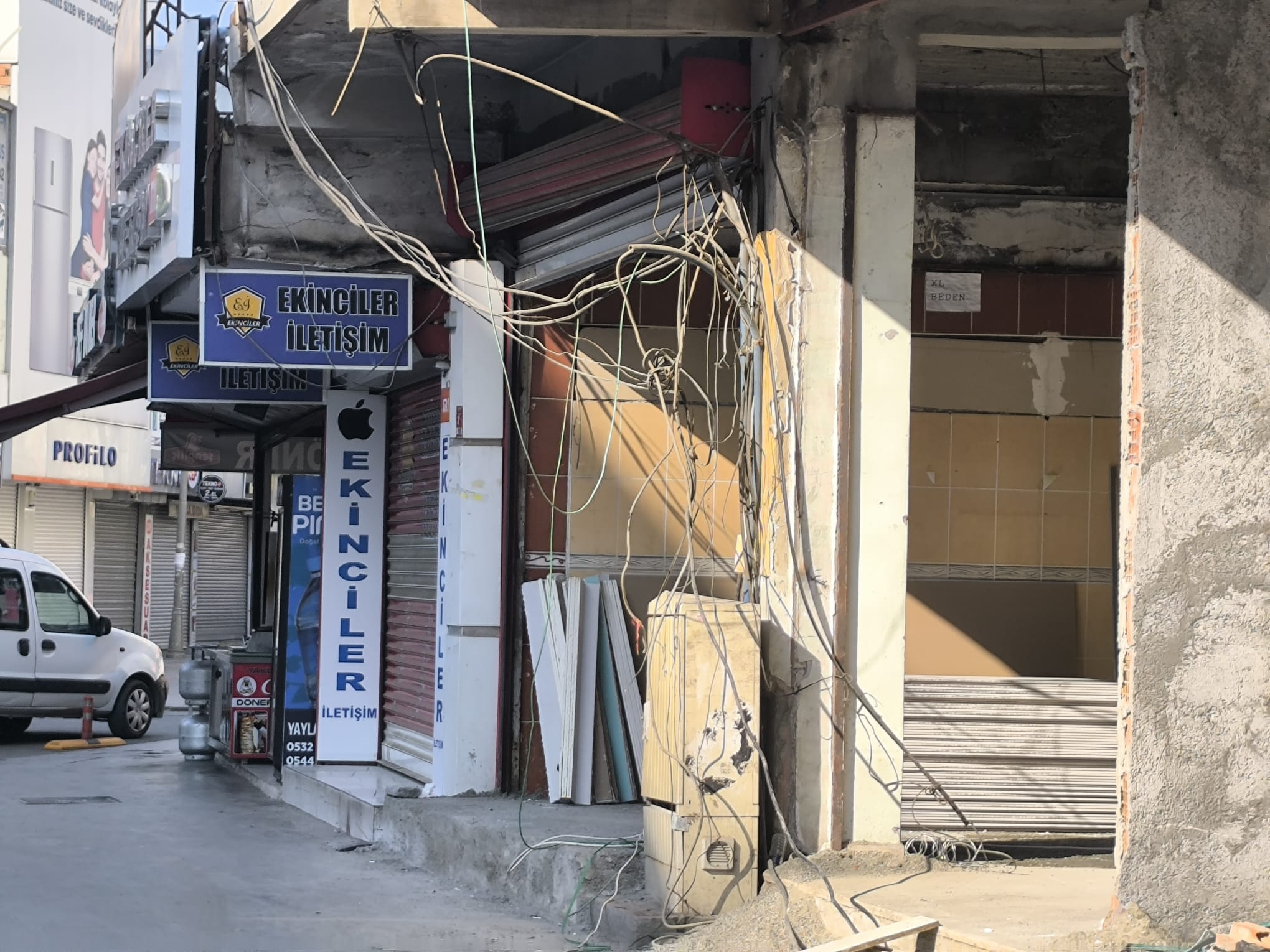 Gülistan Caddesi’nde Açıkta Kalan Elektrik Telleri Tehlike Saçıyor (2)-1