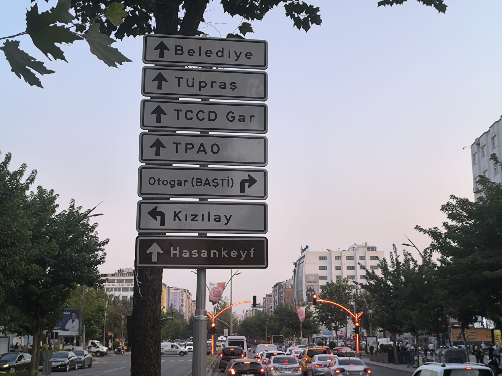 Yönlendirme Levhasındaki Basit Hata Hala Düzeltilmedi (1)