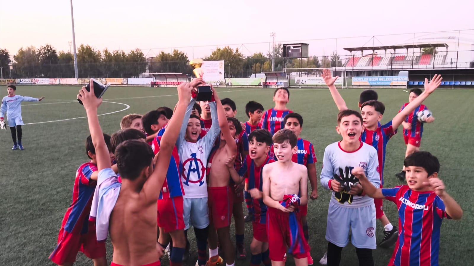Altınordu U11 Takımı, Zorlu Maçta Şampiyon Oldu (2)