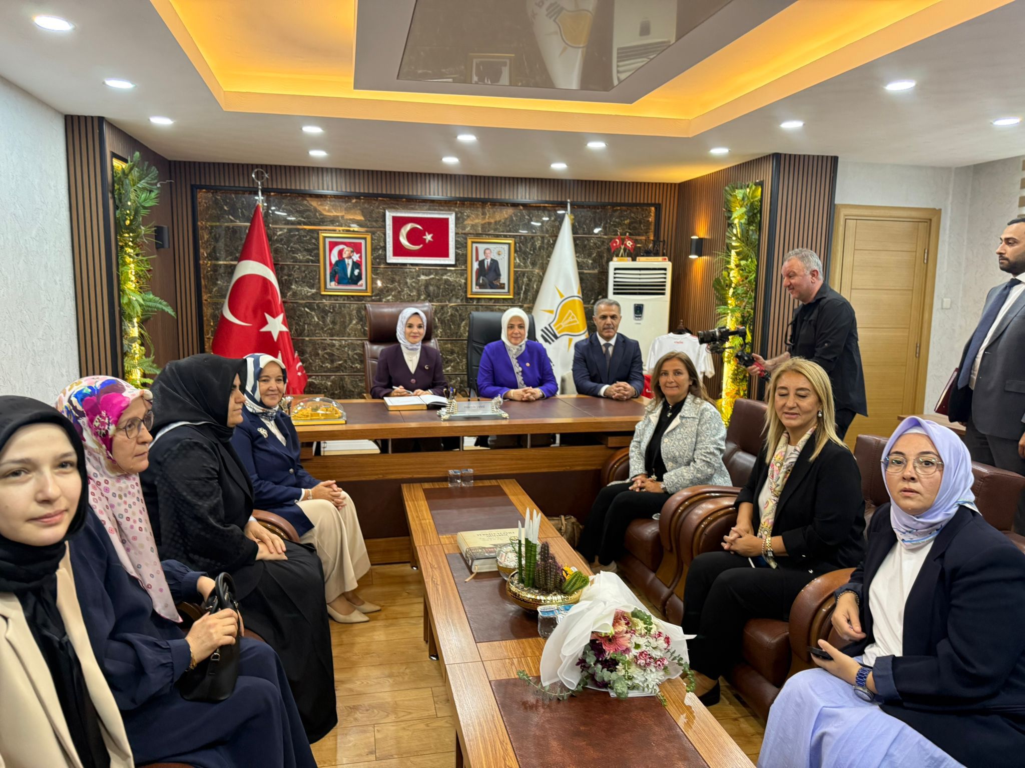 Bakan Göktaş Ve Ak Parti Kadın Kolları Başkanı Ercan, Ak Parti Batman İl Başkanlığını Ziyaret Etti (2)