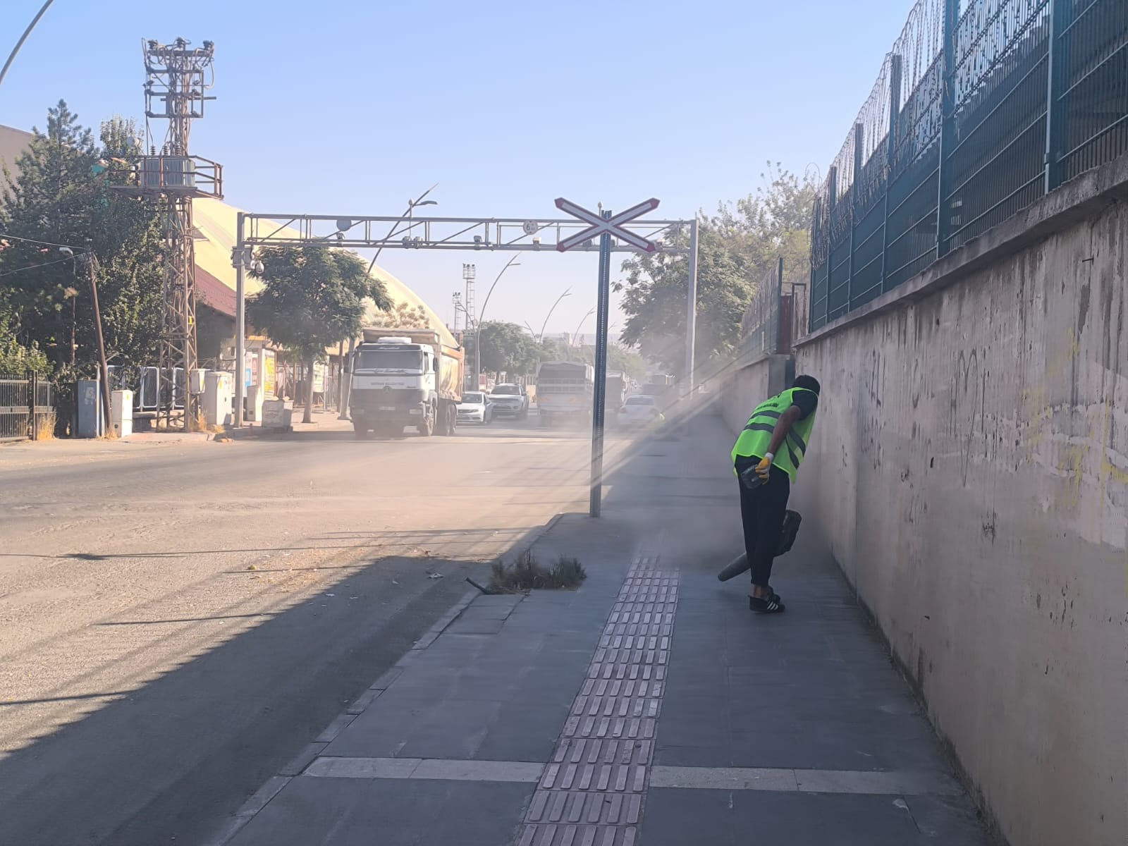 Bakan Şimşek’in Geçeceği Yollar Elektrikli Süpürgelerle Temizlendi (1)