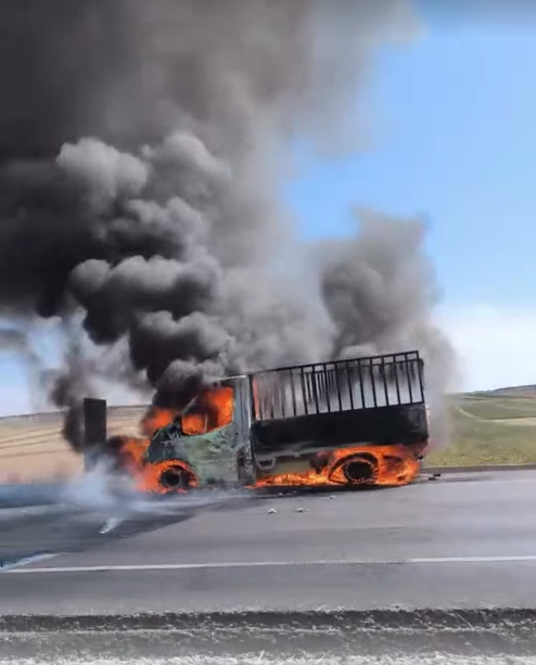 Batman Diyarbakır Yolunda Dehşet Anları! Seyir Halindeki Araç Alev Topuna Döndü (2)