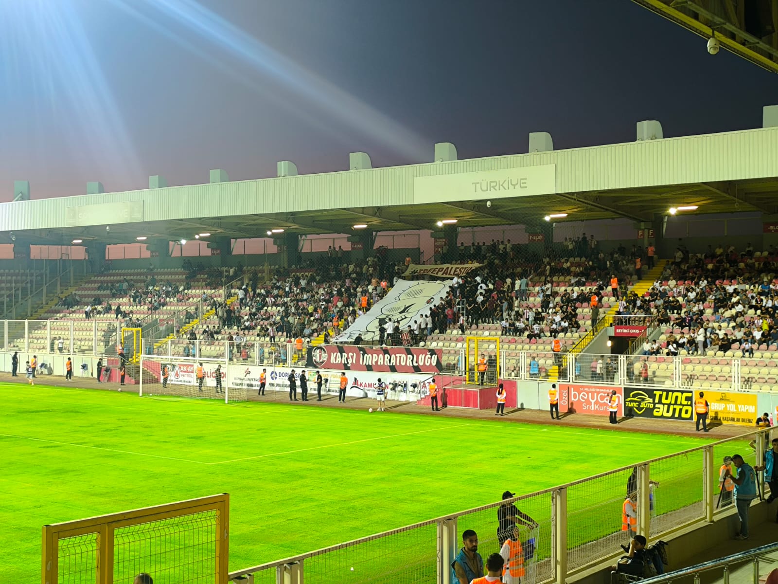 Batman Tribünlerinde Özgür Filistin Pankartı-1