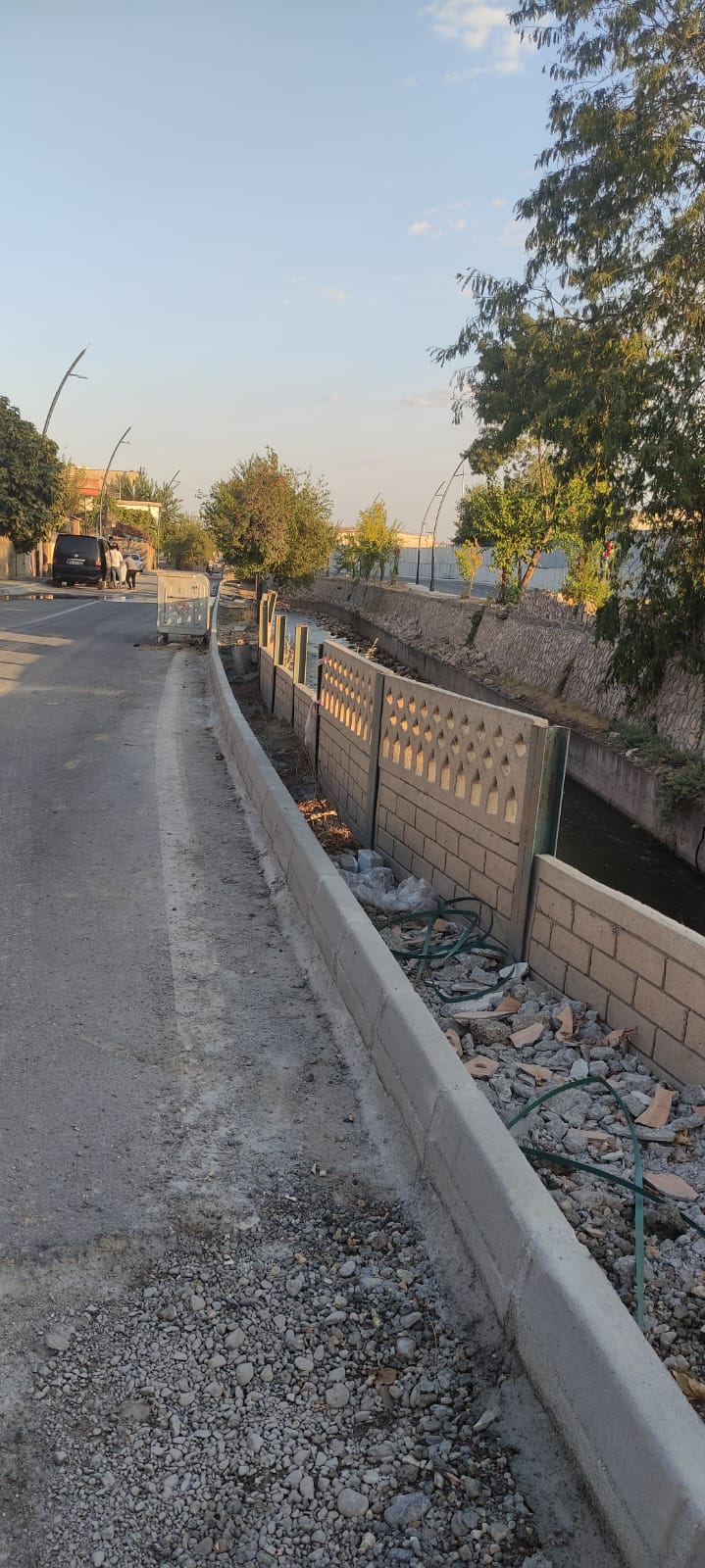 Bu Kaldırımlardan Yayalar Nasıl Geçsin (4)