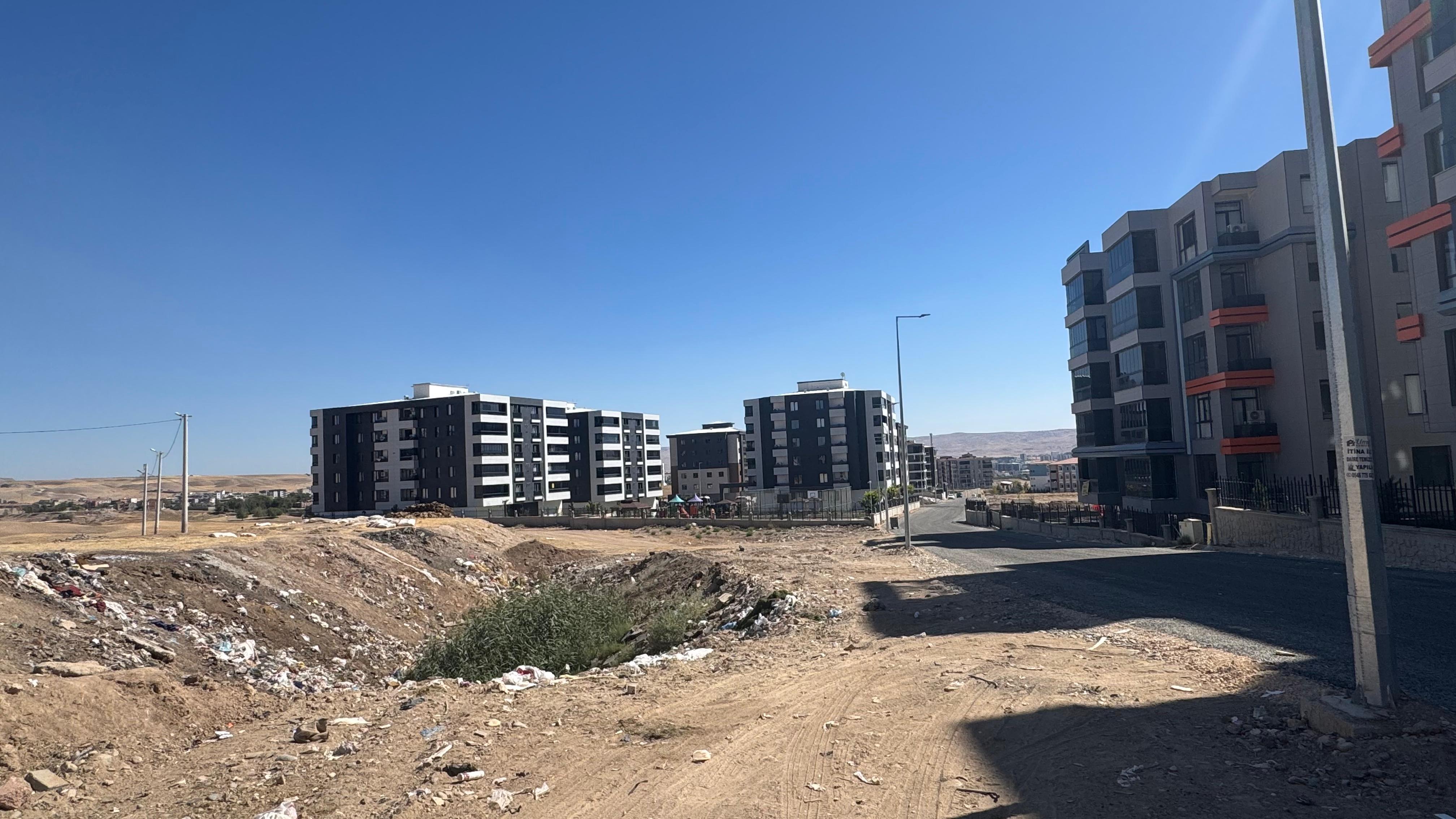 Çamlıtepe’de Çöp Ve Lağım Sorunu Mahalleli Pencerelerini Açamaz Halde (3)