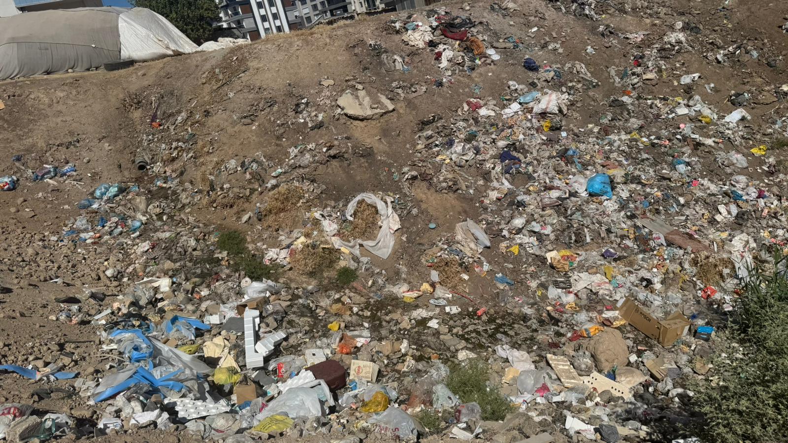 Çamlıtepe’de Çöp Ve Lağım Sorunu Mahalleli Pencerelerini Açamaz Halde (4)