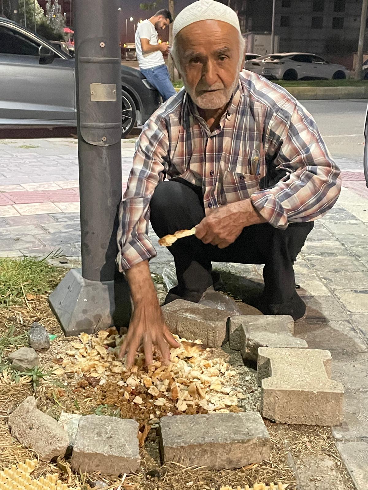 Çöplerden Topladığı Ekmeği Her Gün Kuşlar İçin 20 Noktaya Bırakıyor (1)