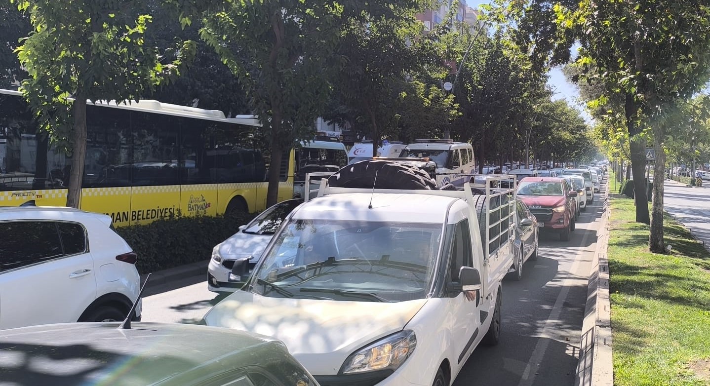 Esentepe Kavşağı’ndaki Yol Çalışması Trafiği Kilitledi (1)