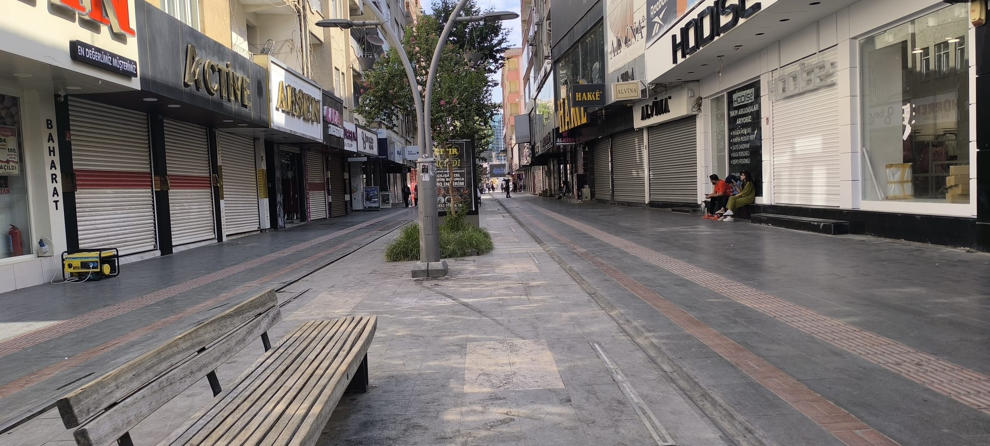 Gülistan Caddesi’nde Elektrik Çilesi! Esnaf Kepenk Açamadı (2)