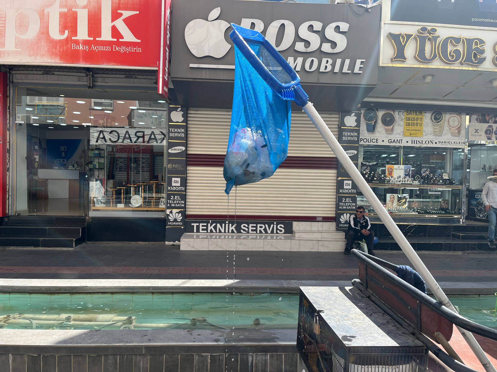 Gülistan Caddesi'ndeki Süs Havuzları Temizleniyor (6)
