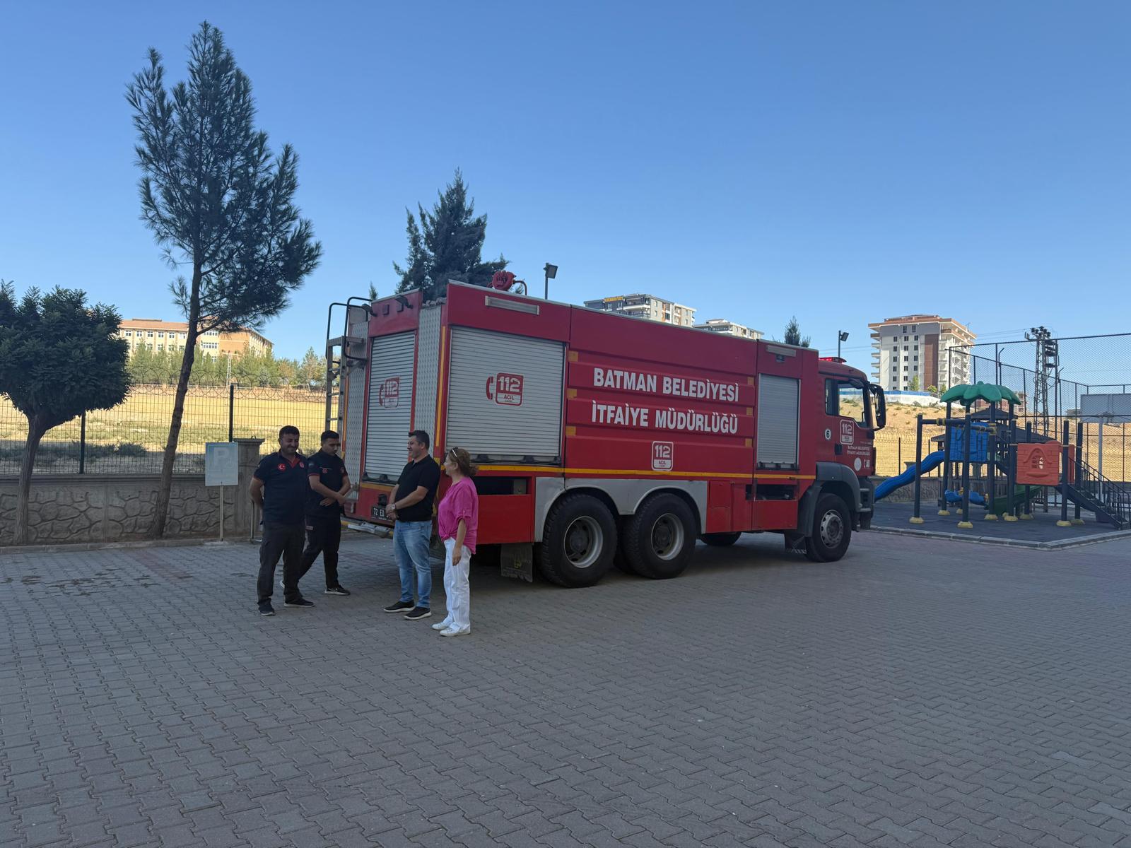 İtfaiyeden Öğrenci Yurdunda Bahçe Temizliği (2)