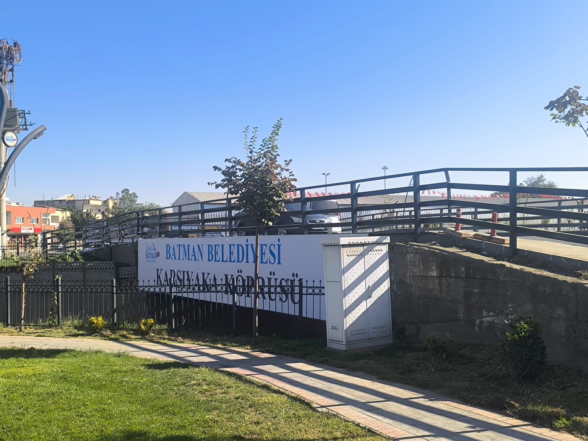 Karşıyaka Köprüsüne Dev Tabela Asıldı (3)