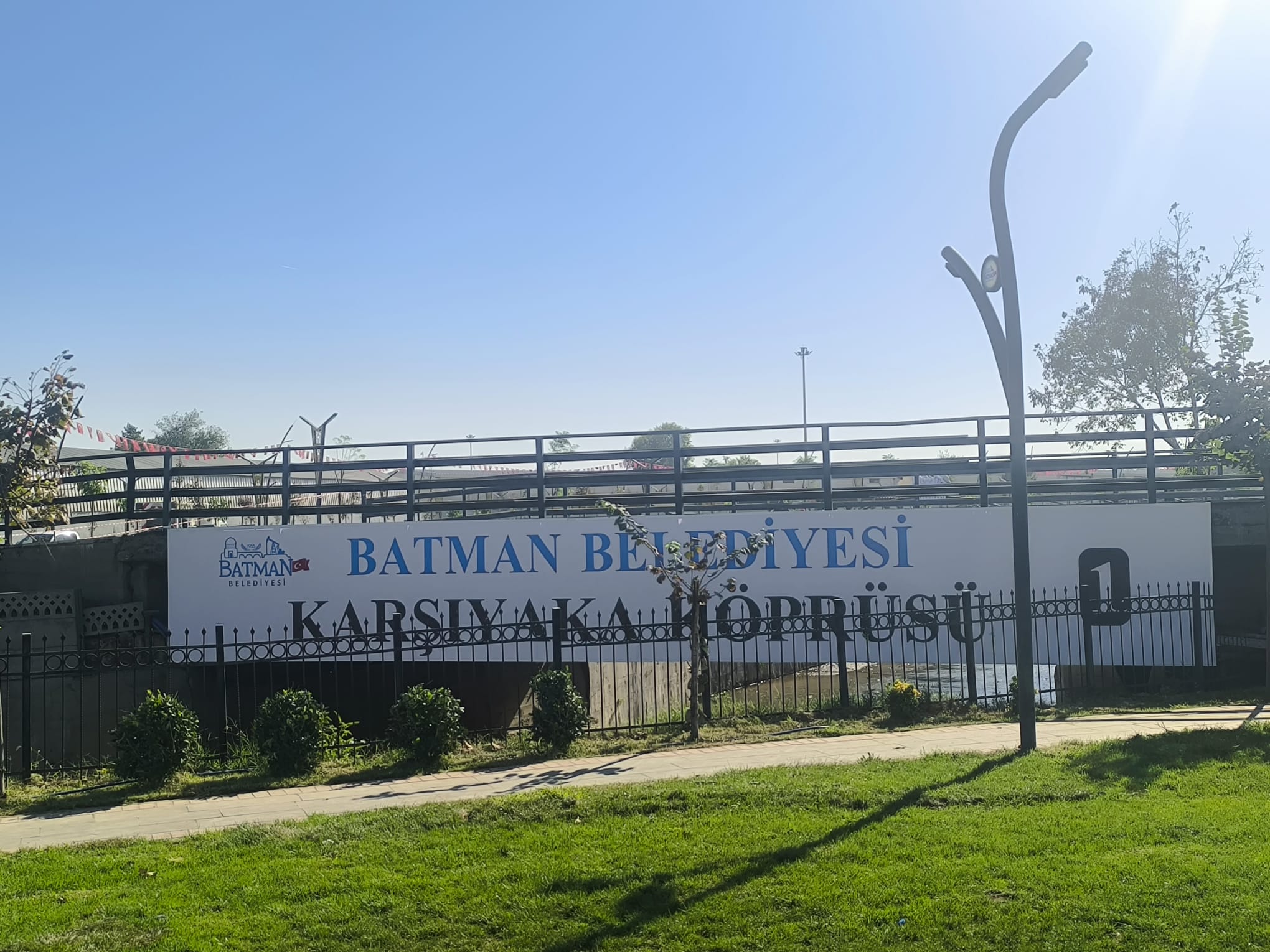 Karşıyaka Köprüsüne Dev Tabela Asıldı (4)