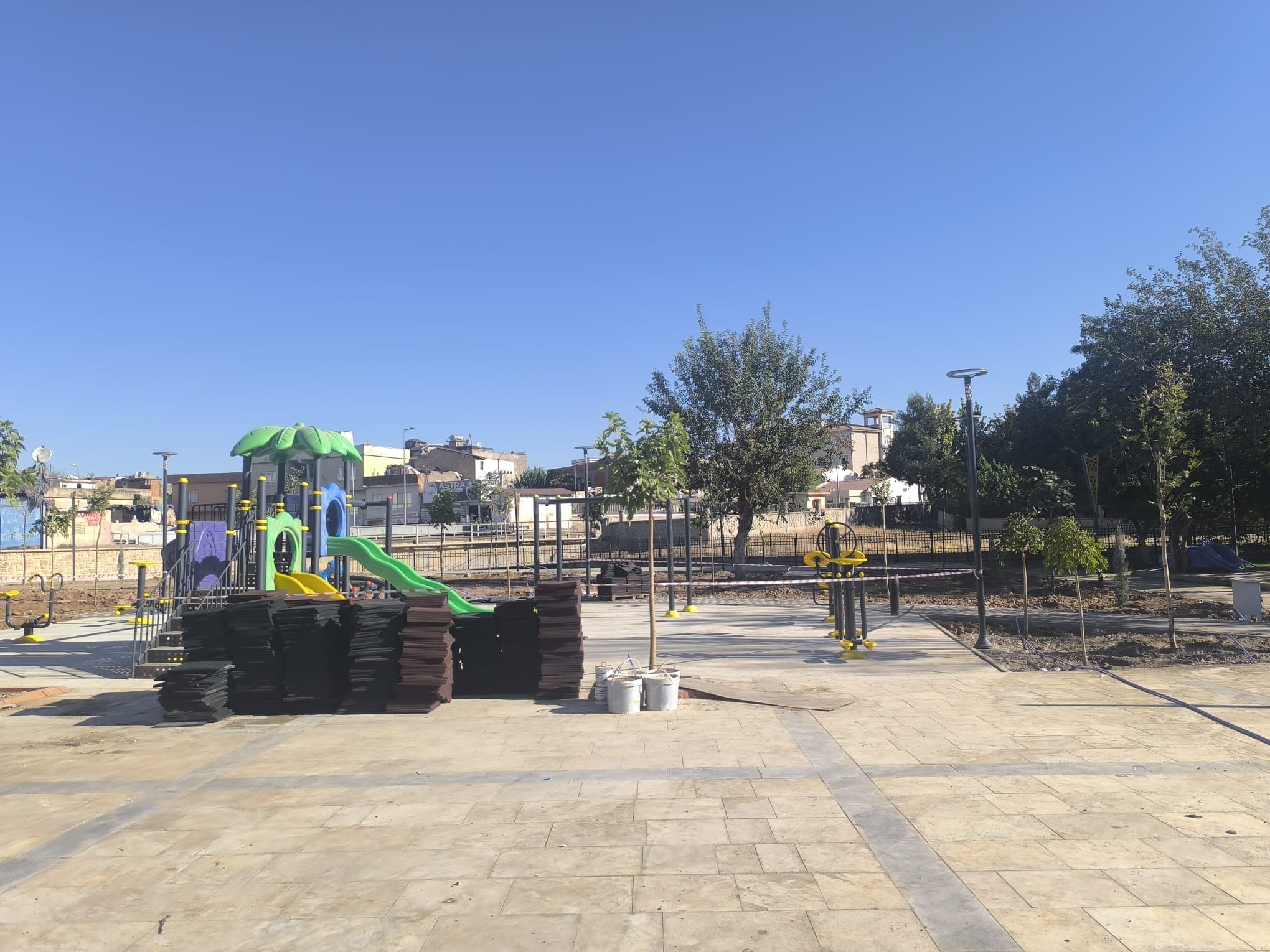 Karşıyaka Mahallesi’ndeki Yeni Parkta Ağaçlandırma Ve Oyun Grubu Kurulumu (1)