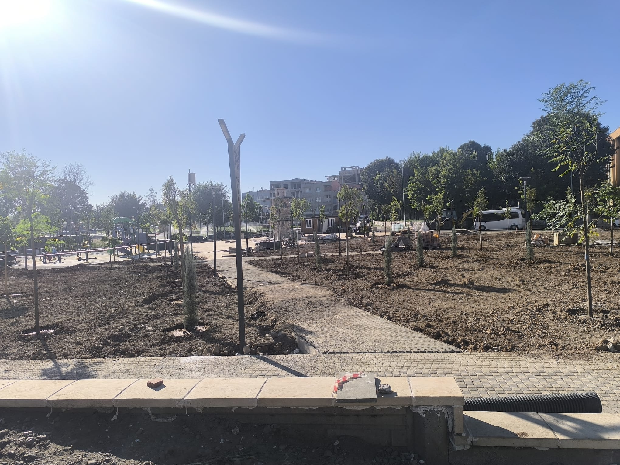 Karşıyaka Mahallesi’ndeki Yeni Parkta Ağaçlandırma Ve Oyun Grubu Kurulumu (2)