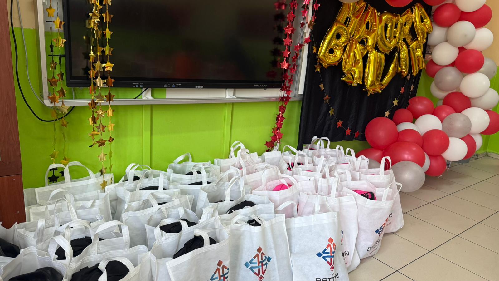 Vali Canalp'ten Minik Öğrencilere İlköğretim Haftası Sürprizi-1