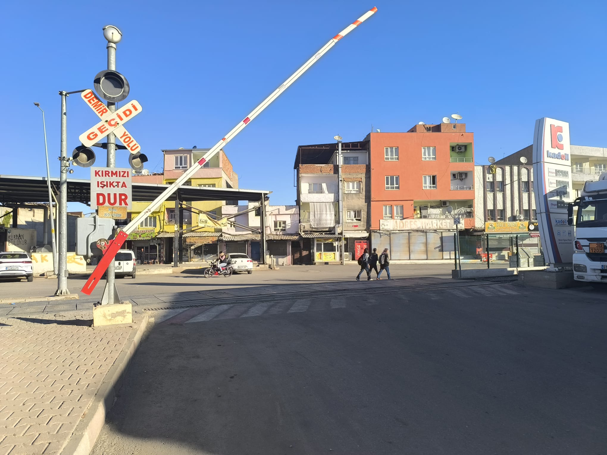 Batman’da Mahalleleri Bağlayan Yol Kapatıldı Vatandaş Tepkili (4)