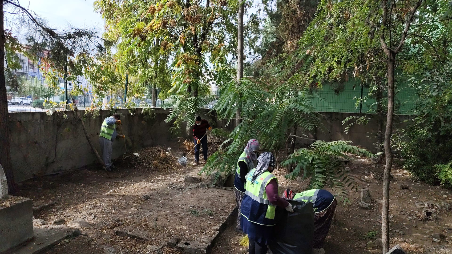 Batman'daki Mezarlıklarda Mevsimsel Bakım Ve Temizlik Çalışmaları (3)